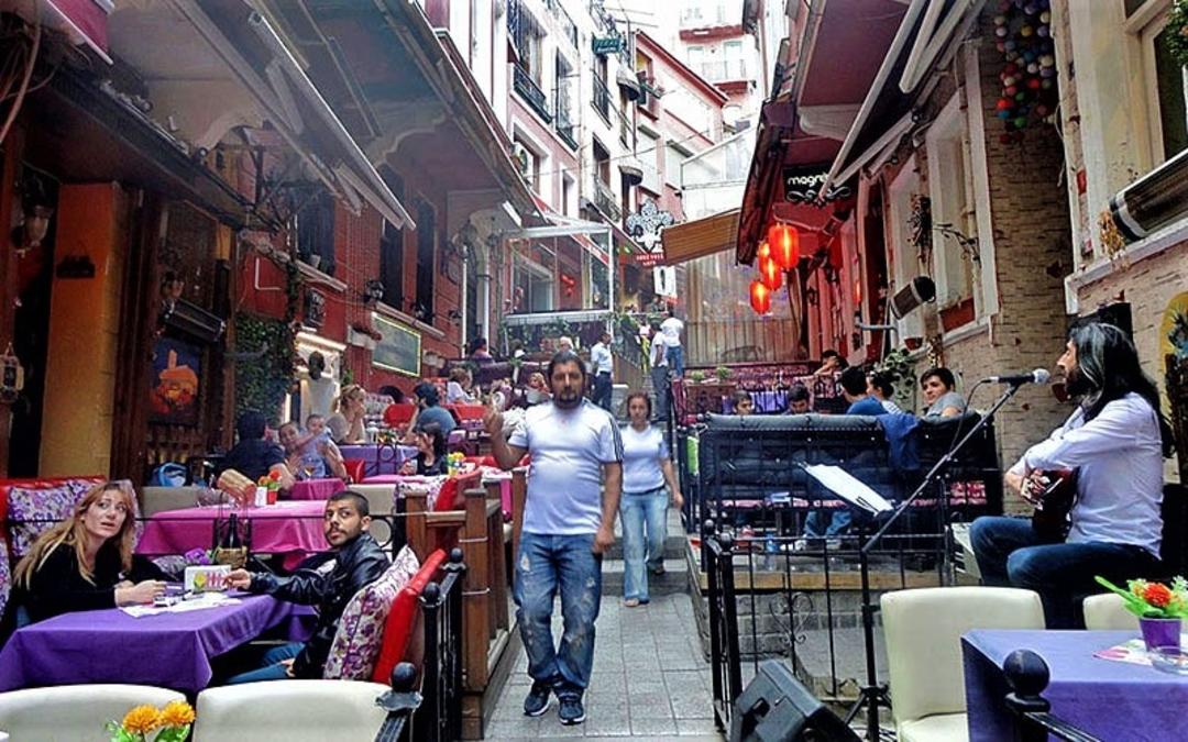 گردشگران در رستوران های خیابان فرانسوی استانبول