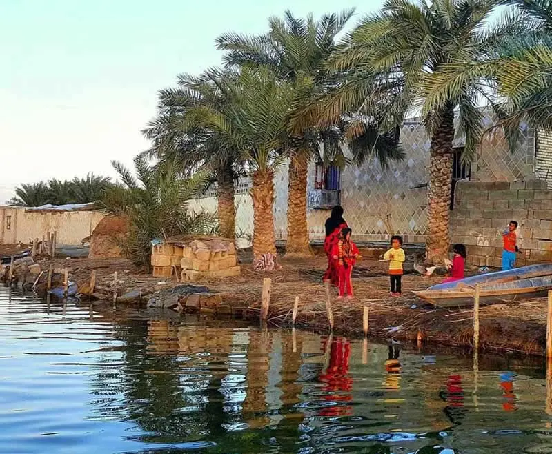 زنان و کودکان روستای سراخیه در کنار آب؛ منبع عکس: Iran-Front-Page؛ عکاس: نامشخص