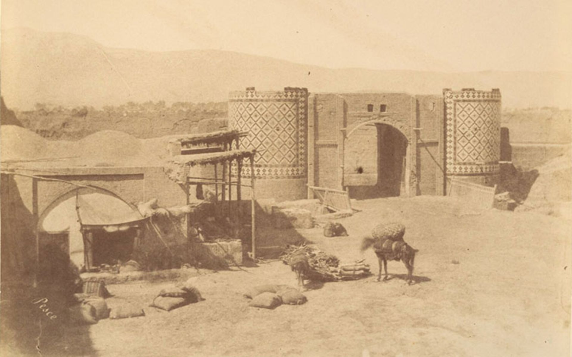 عکسی قدیمی از دروازه