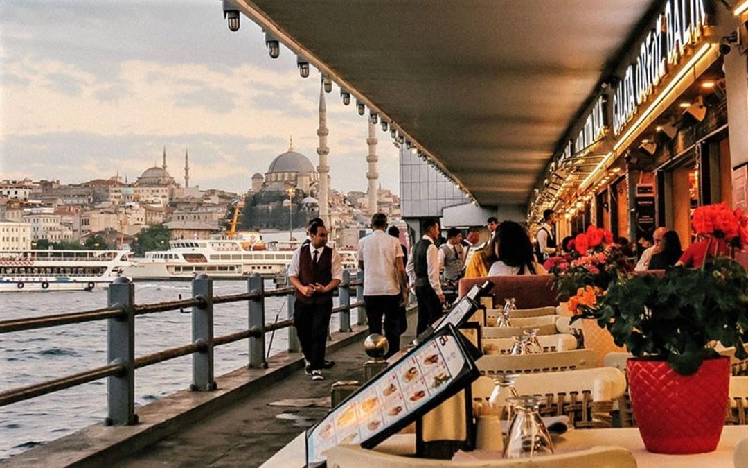  Balabanova_allover :تردد گردشگران روی پل گالاتا، منبع عکس: pinterest.com، عکاس: 
