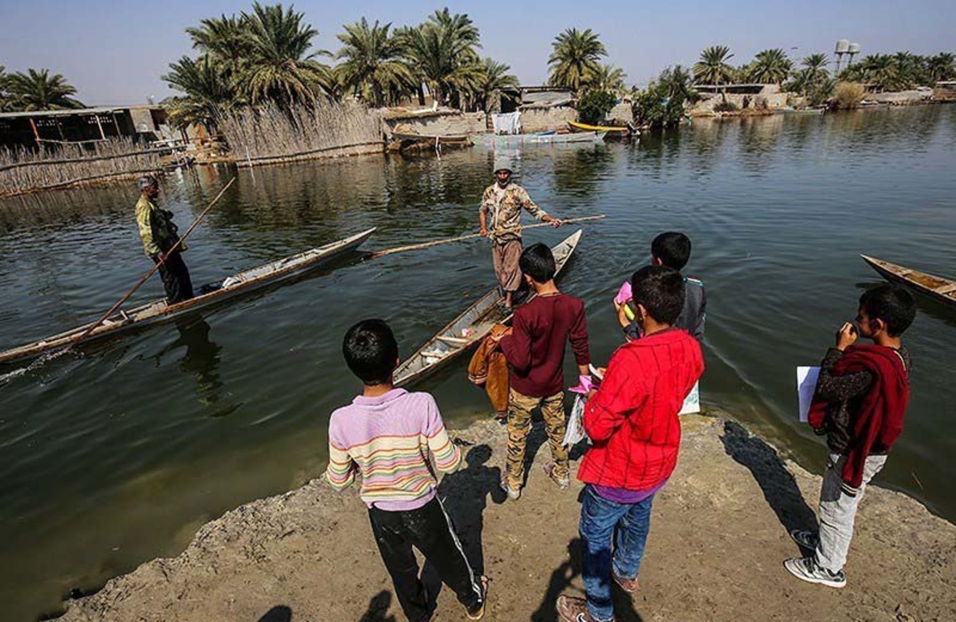 کودکان روستای سراخیه کنار آب؛ منبع عکس: tasnim news؛ عکاس: مهدی پدرام خو