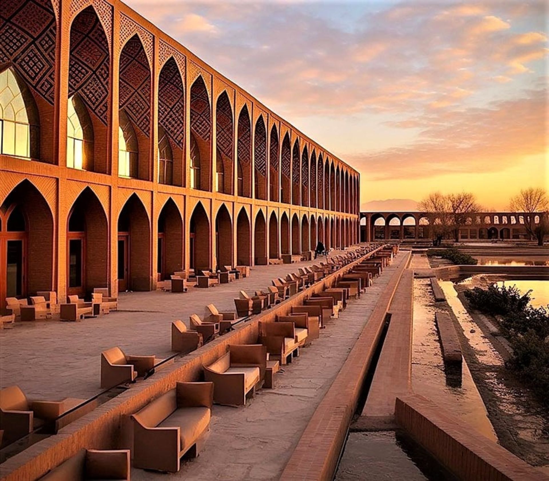 نمای بیرونی کتابخانه ای با طرح پل خواجو