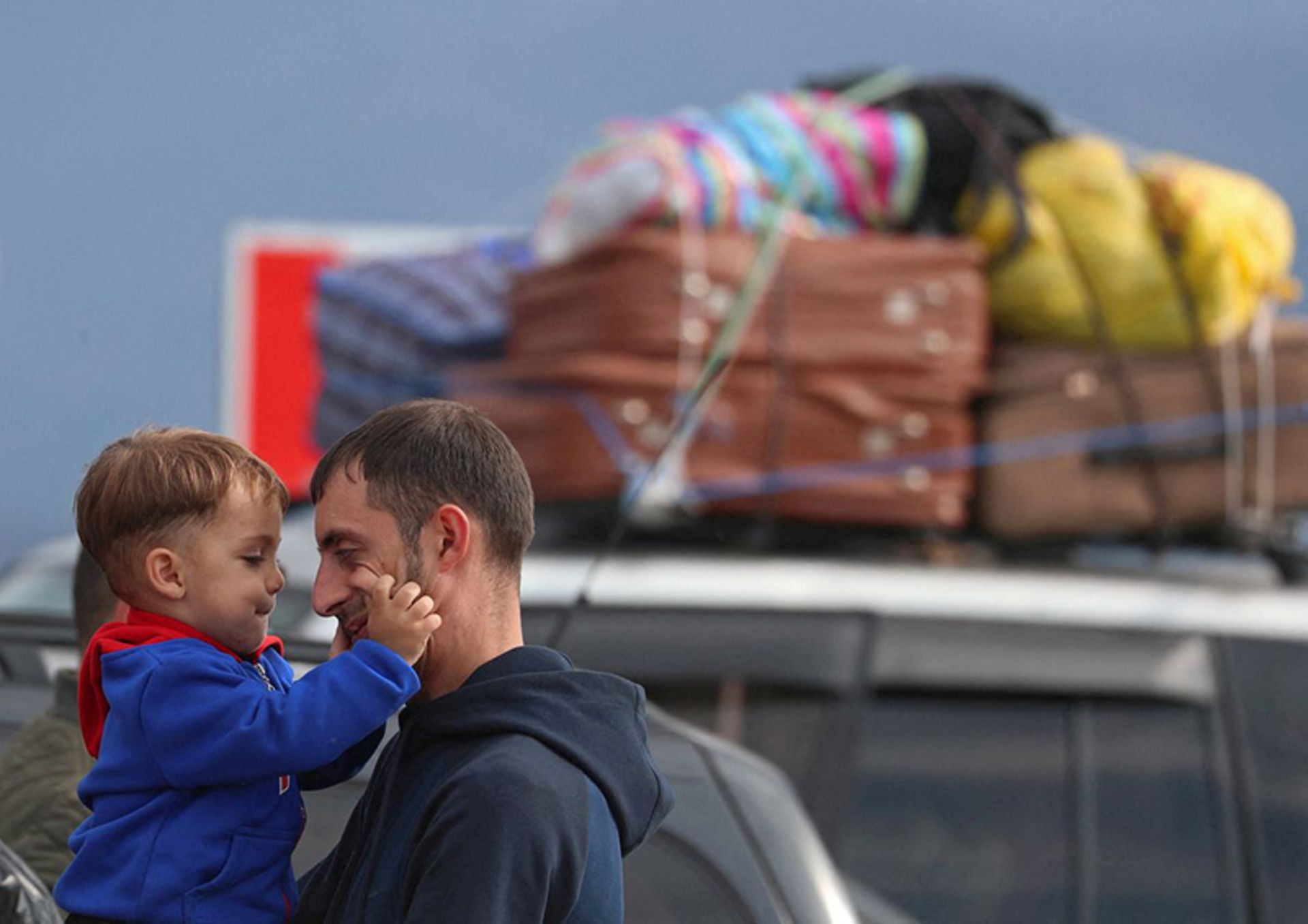 کودکی در آغوش پناهجوی اهل قره‌باغ ارمنستان؛ منبع: REUTERS، عکاس: Irakli Gedenidze