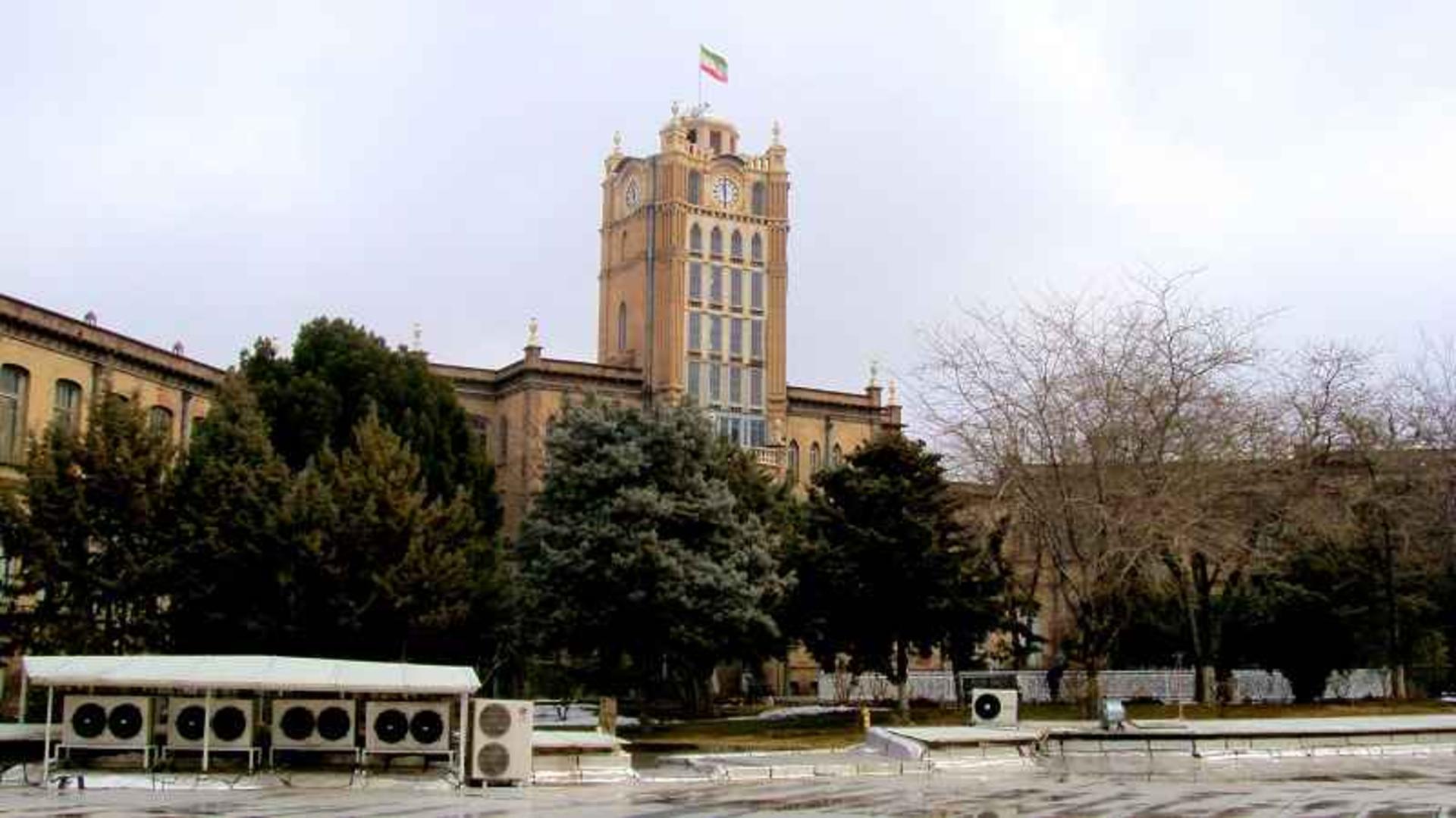 نمای برج ساعت تبریز از دور. منبع عکس: ویکی پدیا. عکاس: Elmju