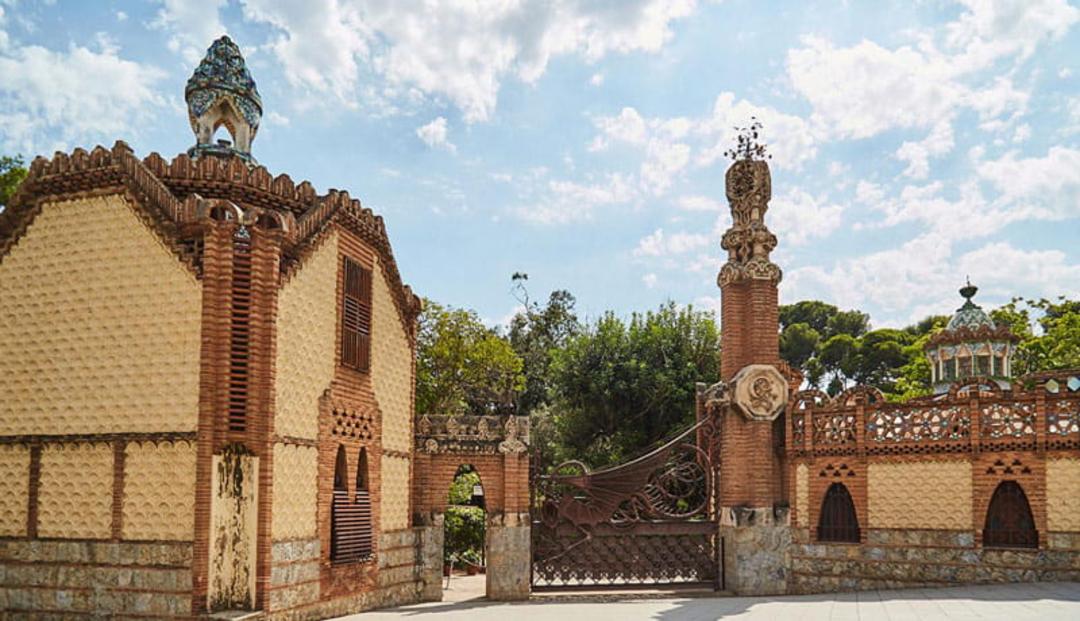 پاویون گوئل بارسلون؛ منبع عکس: Barcelona Bus Turistic