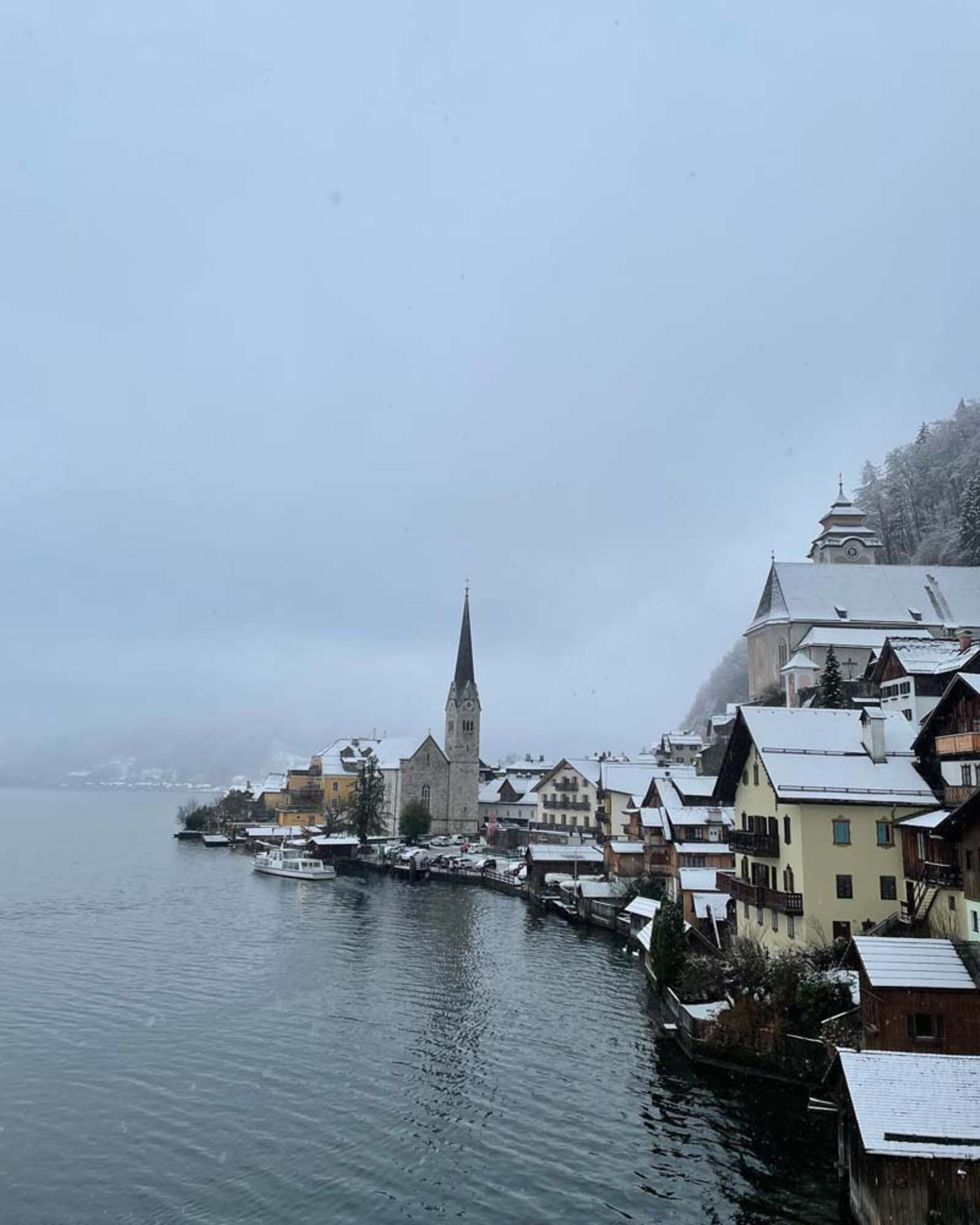 دورنمایی از هال اشتات در کنار رودخانه