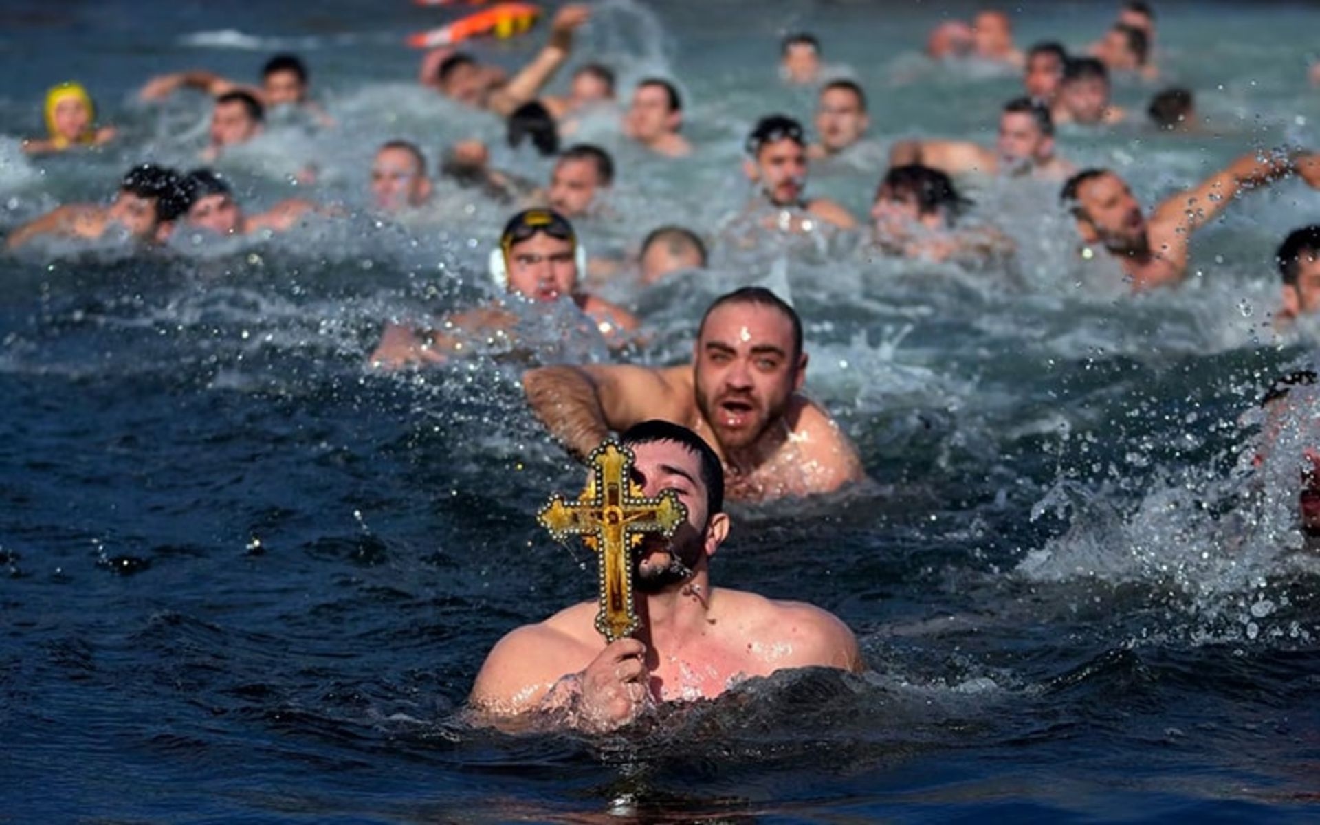 شنای مردان مسیحی در آب سرد