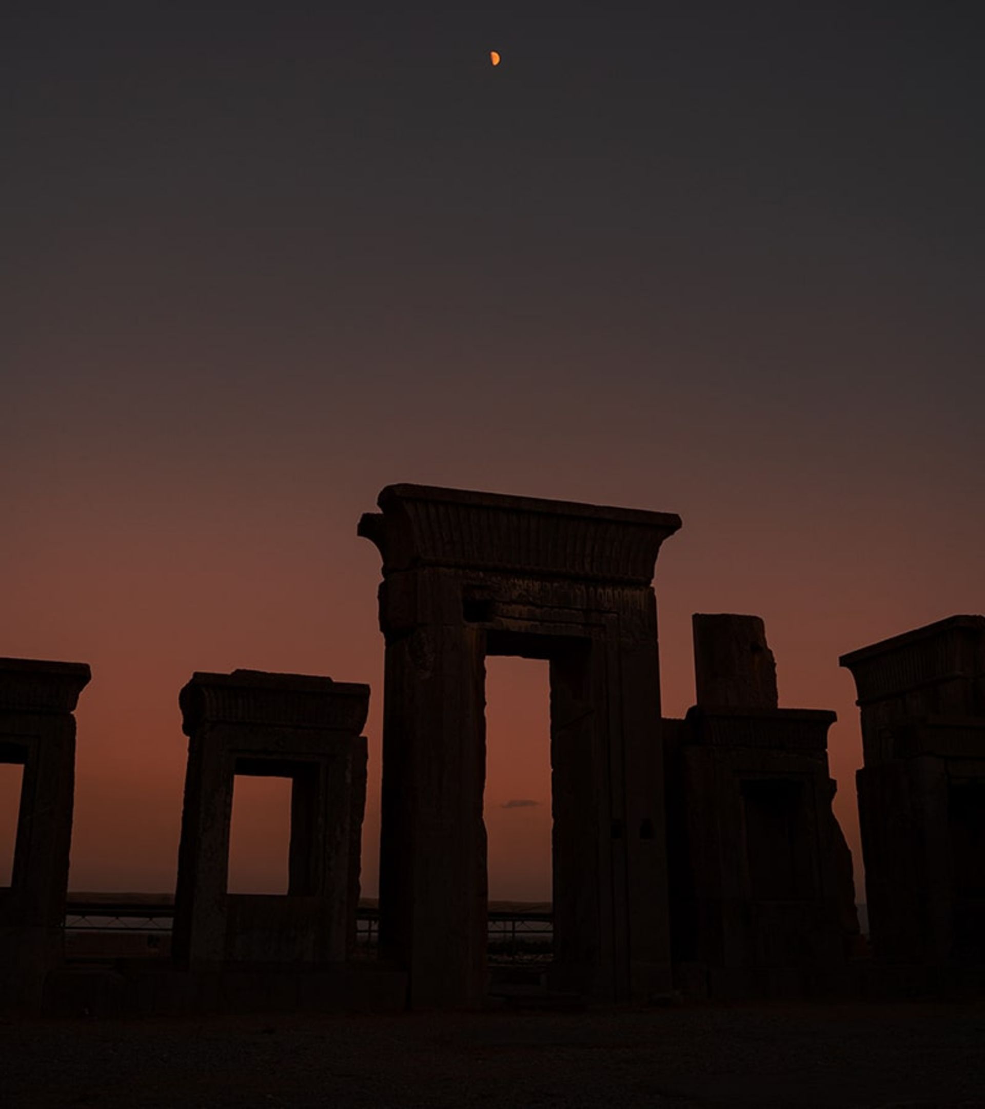 تصویر سازه های تخت جمشید در شب، منبع عکس: اینستاگرام daaaniiaaal@، عکاس: دانیال پایمرد