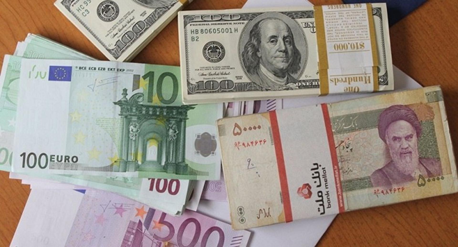 دلار و ریال کنار هم؛ منبع عکس: وب‌سایت mahcard.com؛ عکاس: نامشخص
