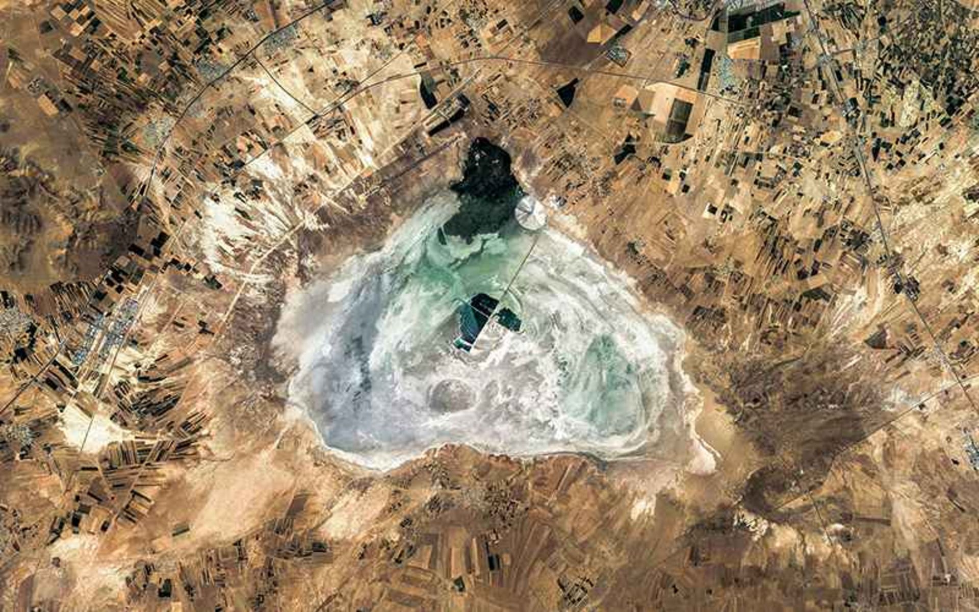 عکس هوایی از تالابی در ایران