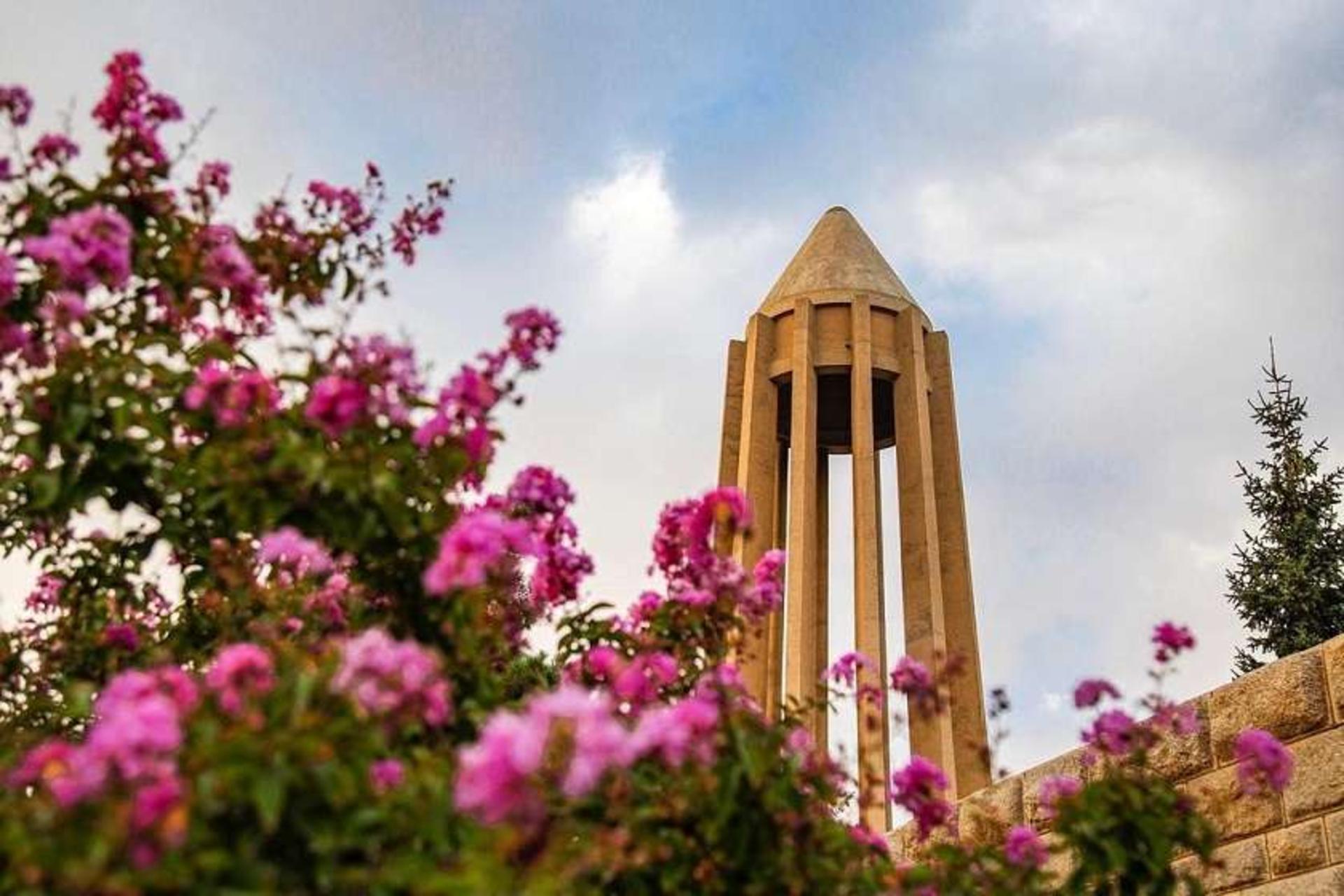 نمایی زیبا از آرامگاه بوعلی سینا؛ منبع عکس: گوگل مپ؛ عکاس: ابولفضل قبادی نژاد