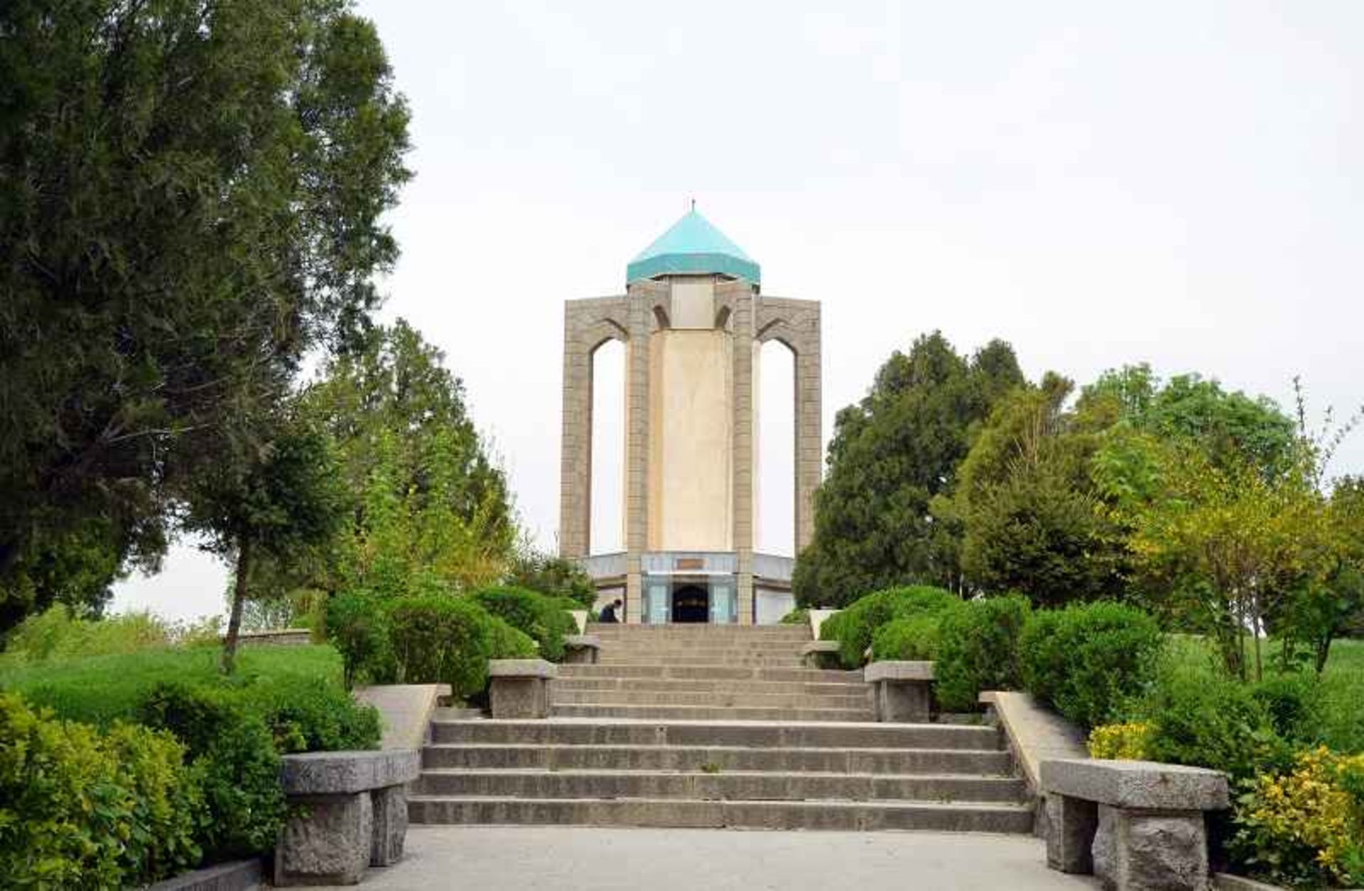 نمایی زیبا از بنای آرامگاه بابا طاهر؛ منبع عکس: گوگل مپ؛ عکاس: علیرضا جواهری