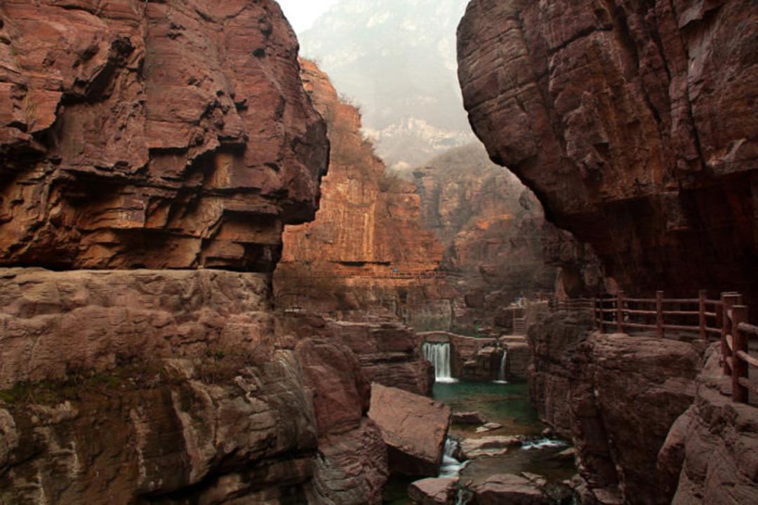 دره‌ رد استون (صخره‌ سرخ) چین
