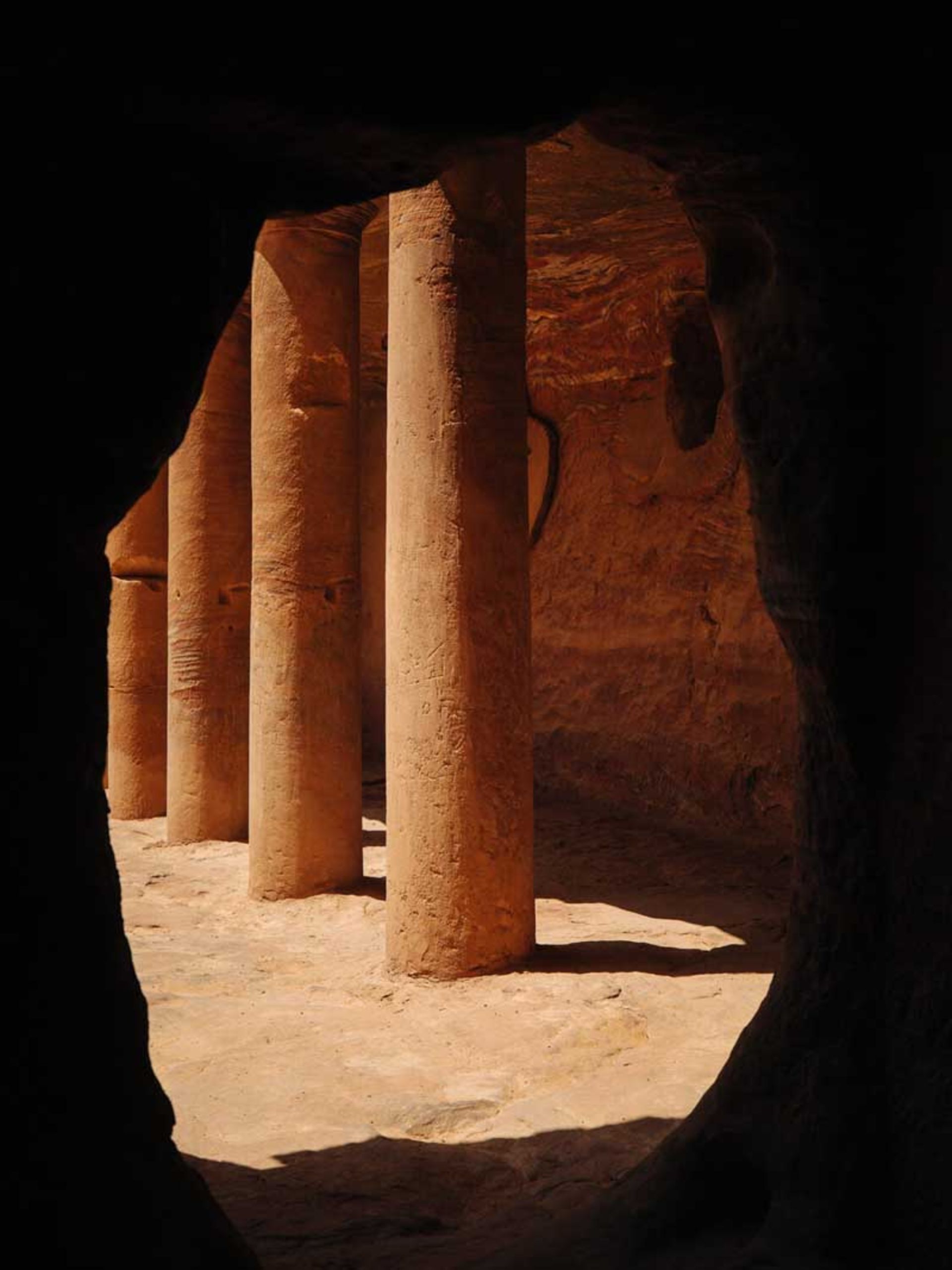 نمایی از ستون‌های شهر پترا از پشت یک شکاف