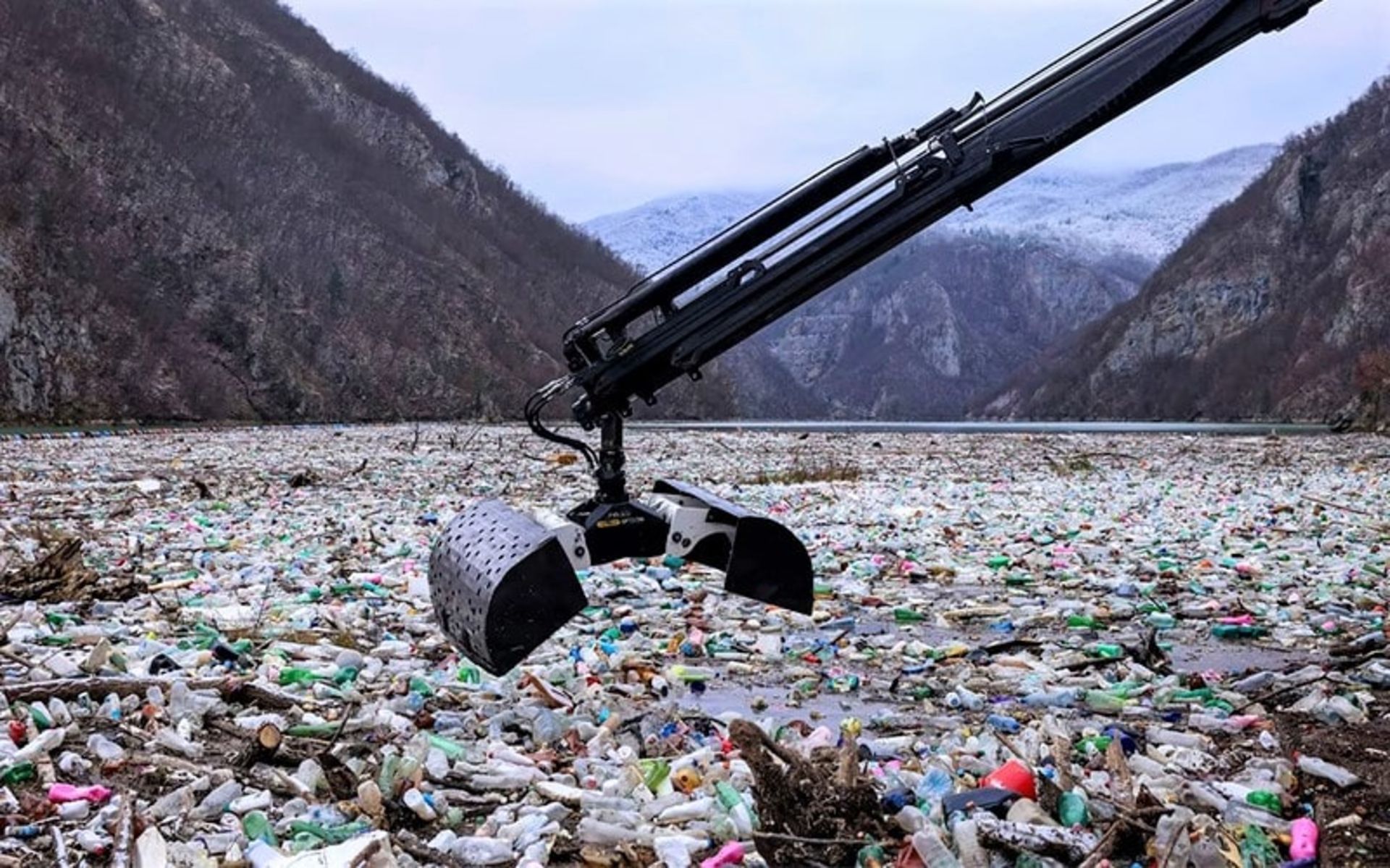 انبوه زباله های پلاستیکی در دریا