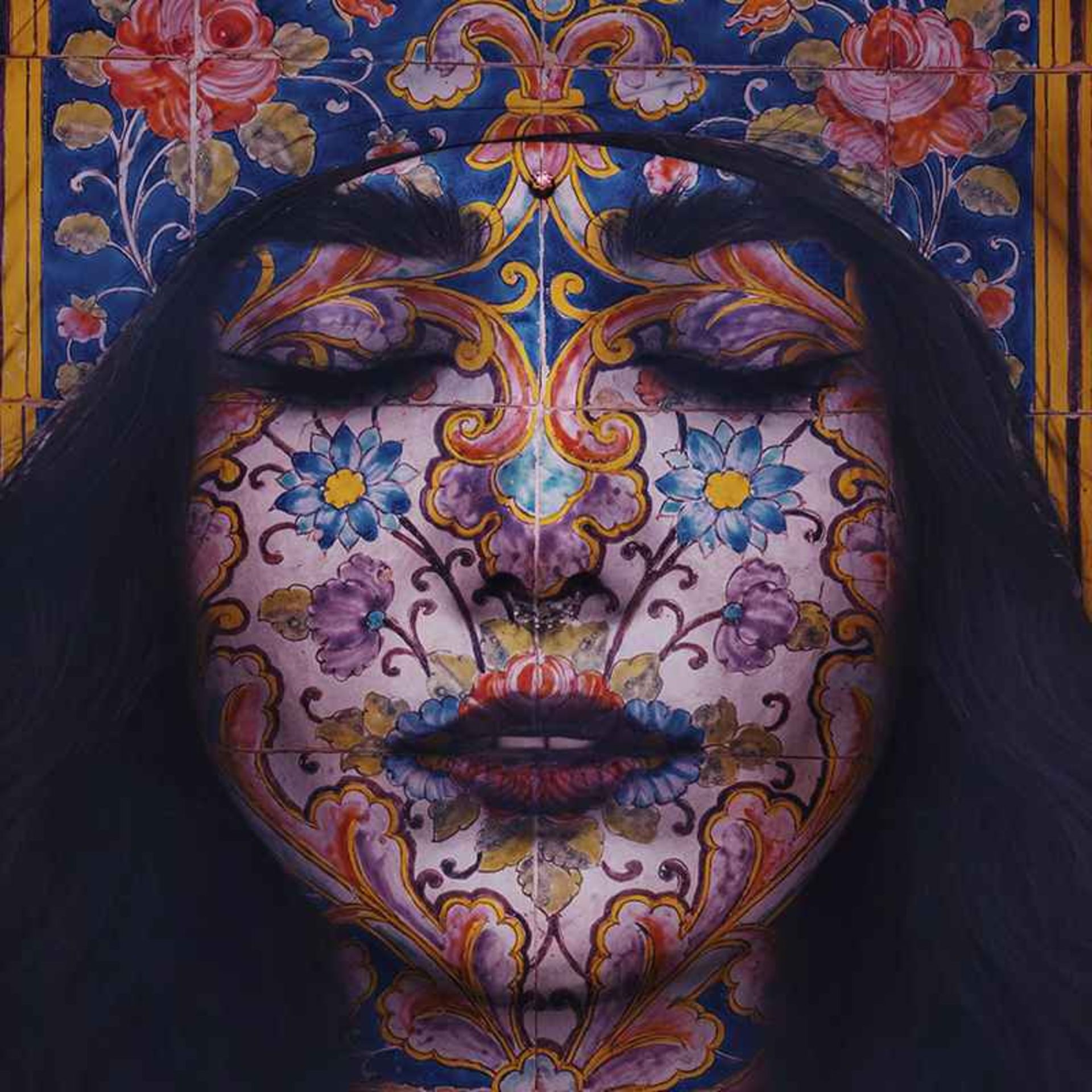 زنی با چهره و کلاهی با طرح کاشی کاری ایرانی