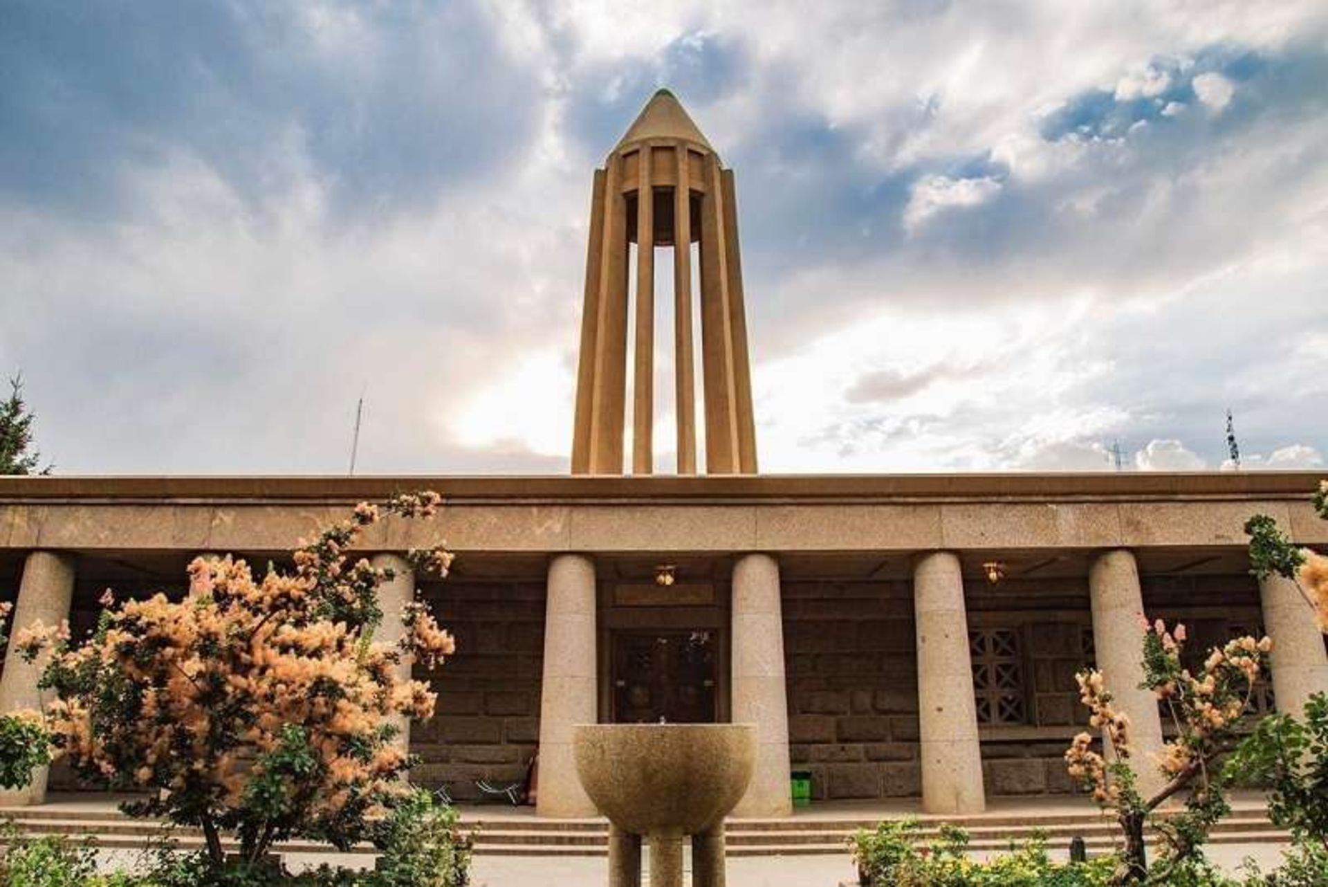 آرامگاه شیخ الرئیس بوعلی سینا؛ منبع عکس: گوگل مپ؛ عکاس: ابولفضل قبادی نژاد