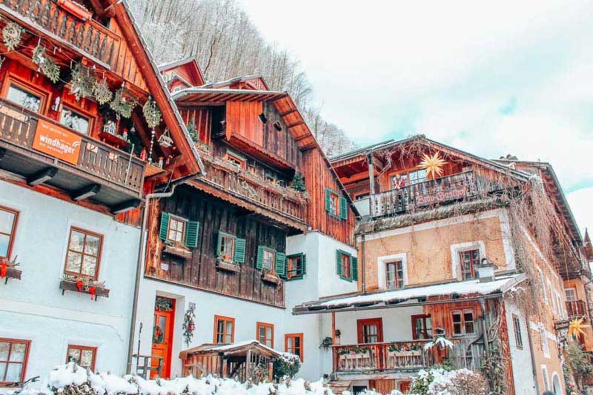 ساختمان‌هایی با سقف قرمز در هال اشتات