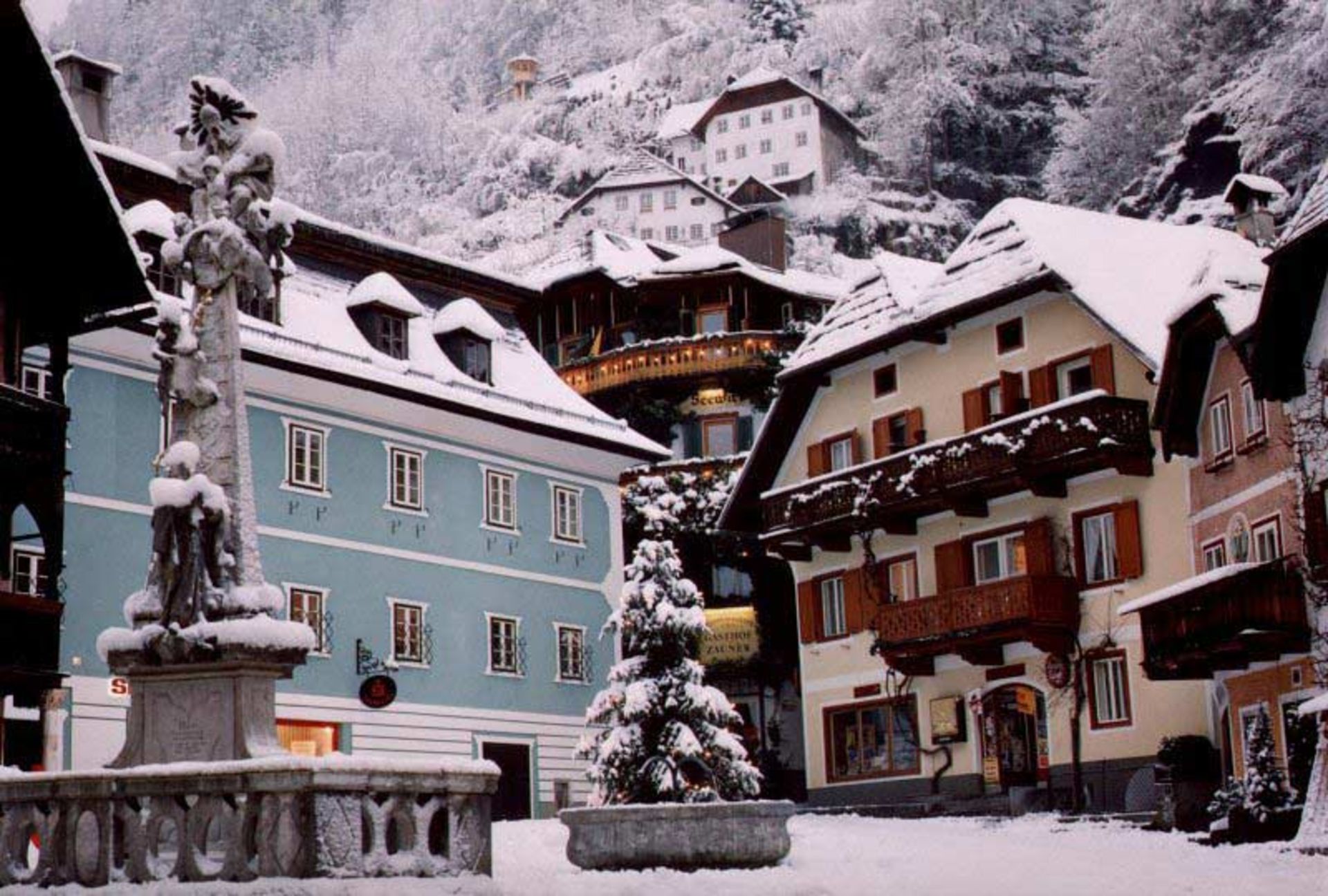 تصویری از دو ساختمان رنگی در برف هال اشتات