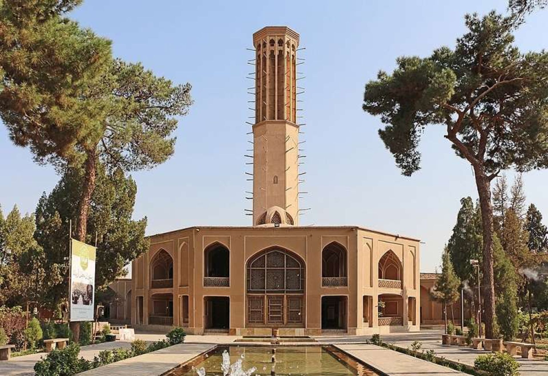 چشم انداز عمارت باغ دولت آباد یزد؛ منبع عکس: ویکی پدیا؛ عکاس: Bernard Gagnon 