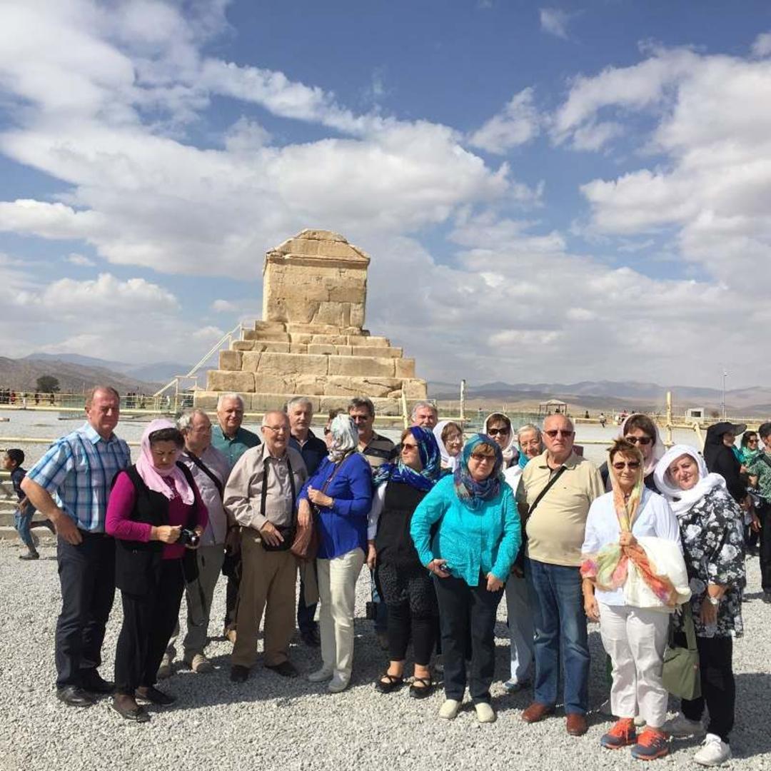 گردشگران در مقبره کوروش 