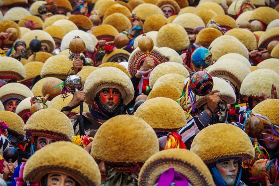 رقصندگان مکزیکی در جشن سنتی پاراچیکو (Parachicos celebrations)