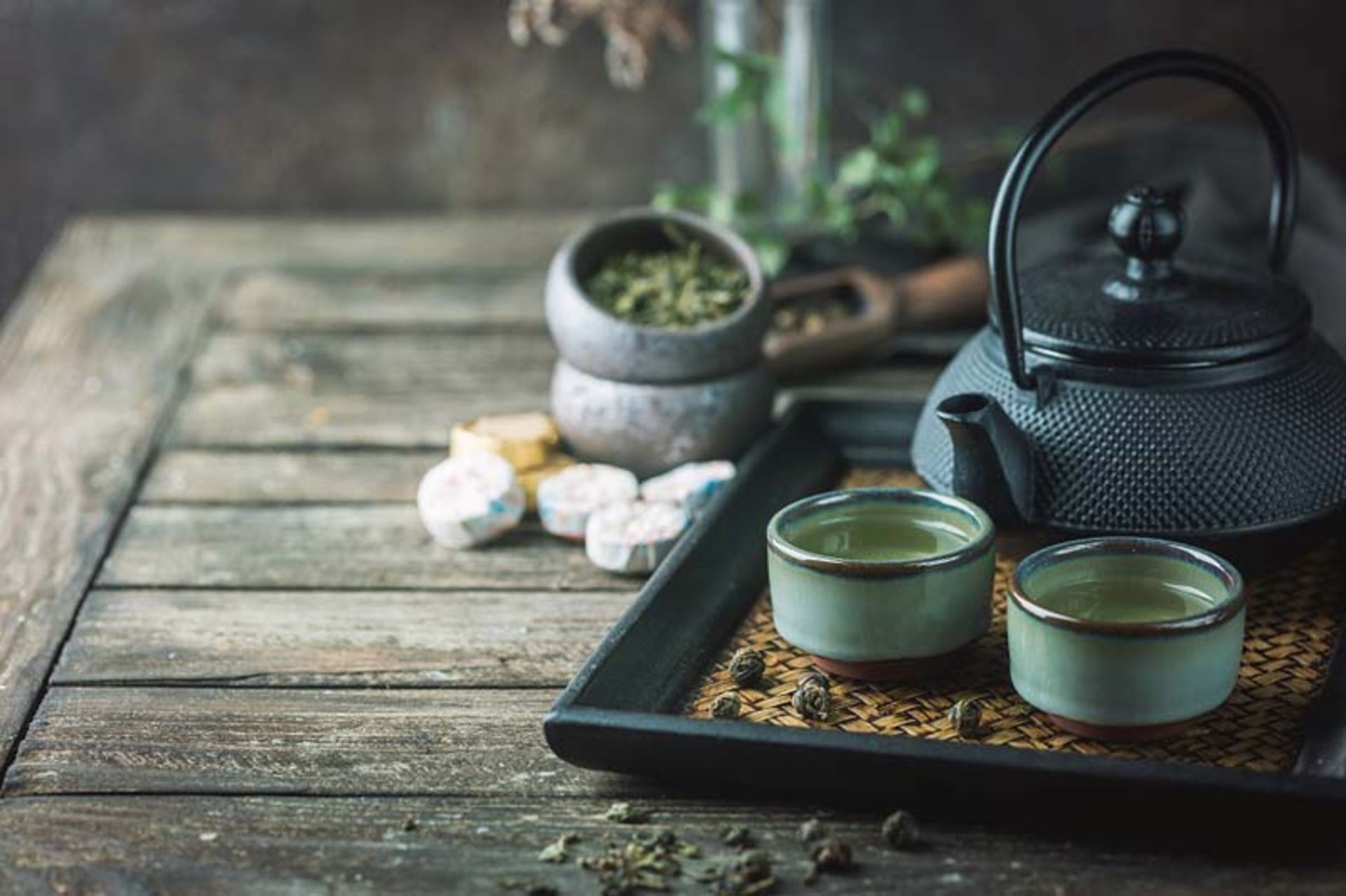 یک قوری و دو فنجان چای سبز 