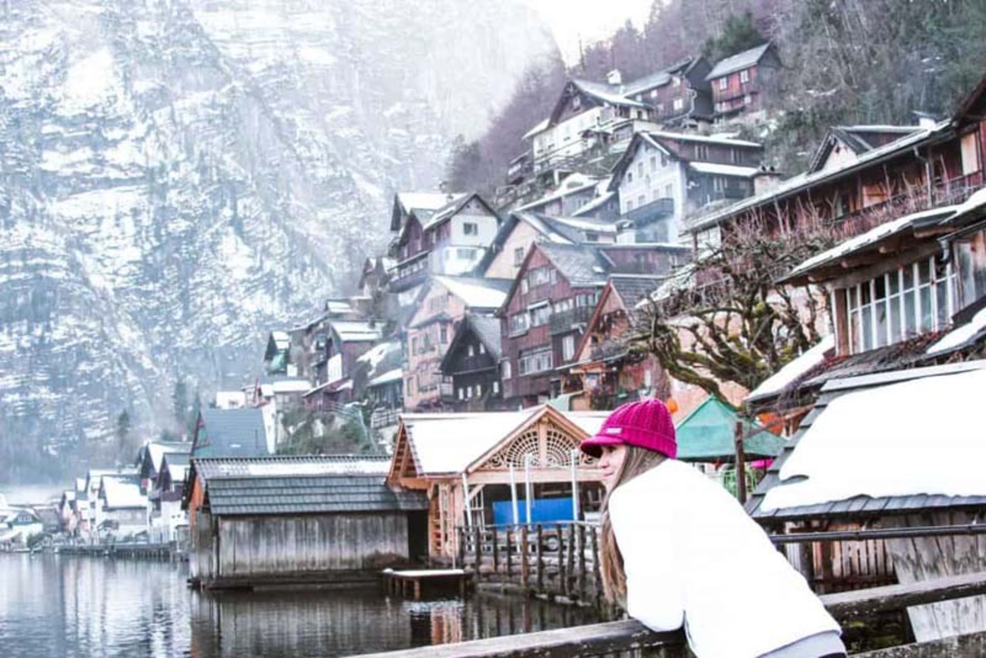 زنی در حال تماشای رودخانه هال اشتات