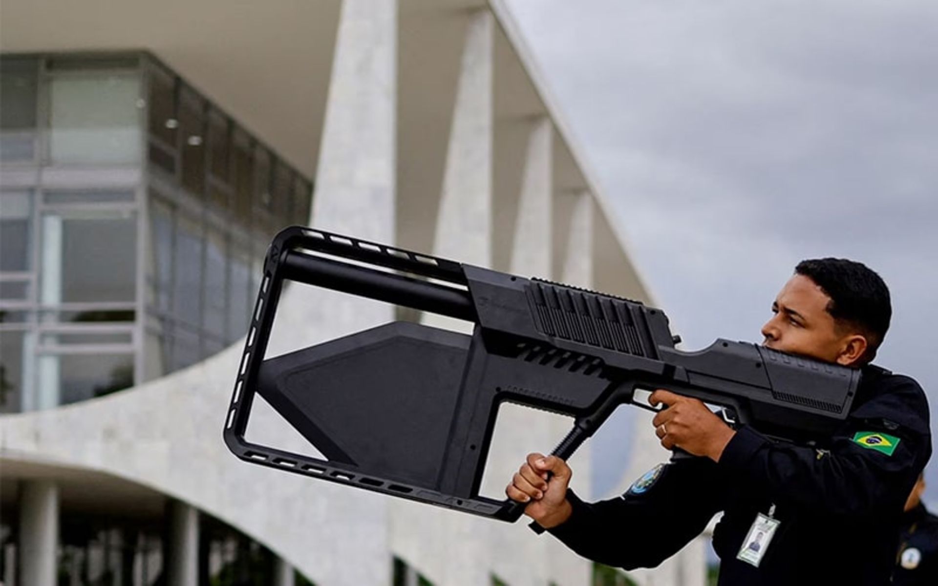 نیروی پلیس با پهپادزن