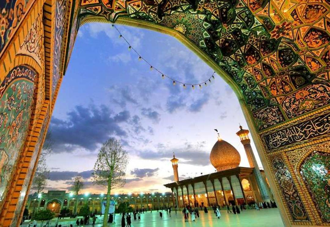 شب در شاهچراغ؛ منبع عکس: shahecheragh.ir؛ عکاس: نامشخص