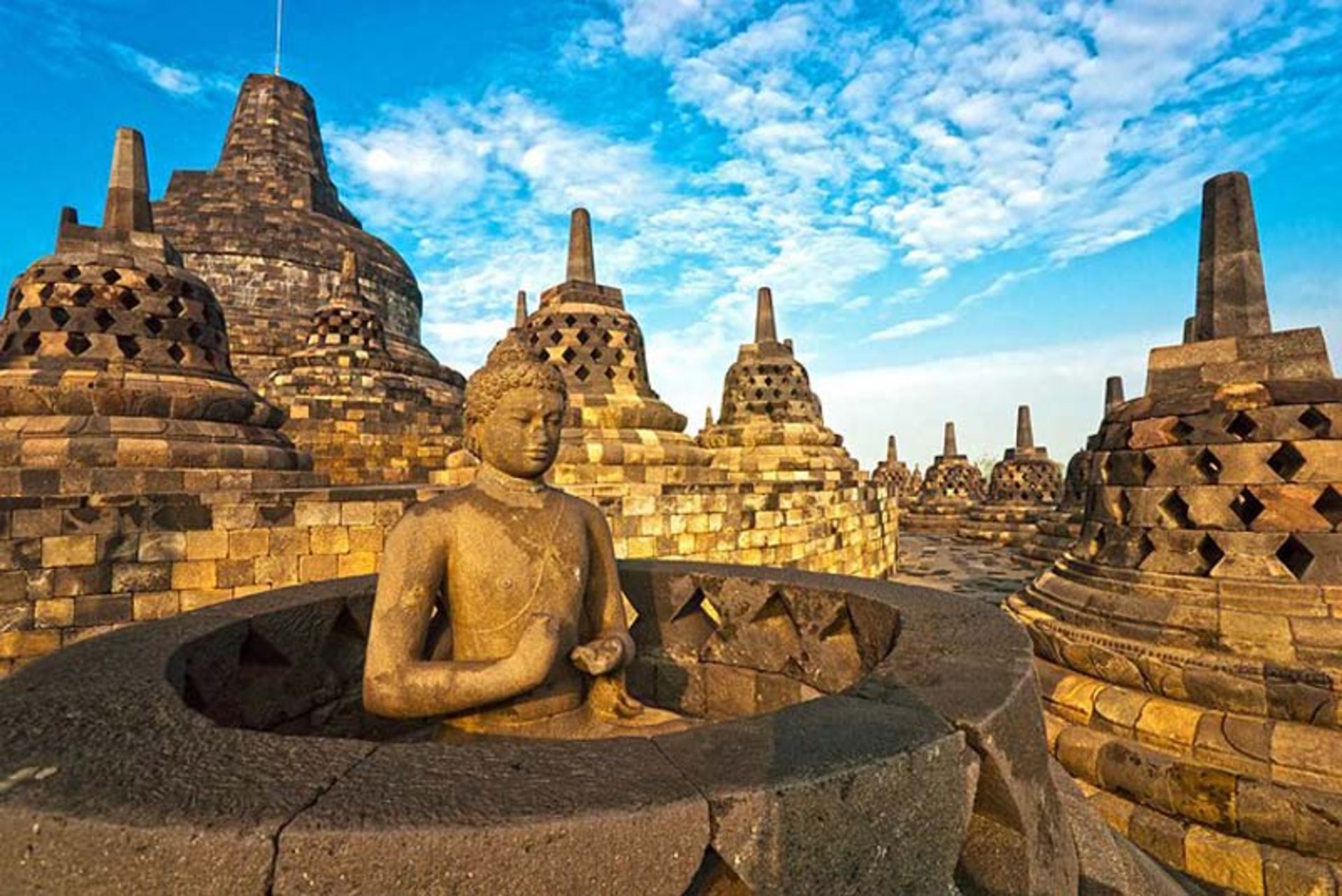 مجسمه‌ بودا در معبد بودایی بوروبودور (Borobudur) اندونزی