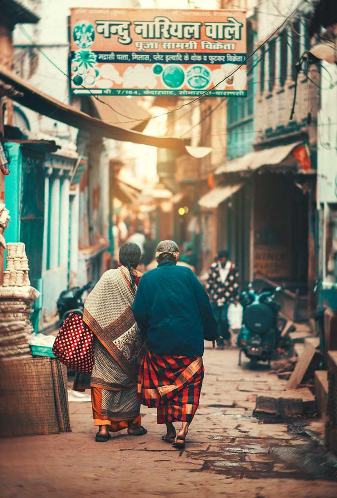 عبور دو زن بنارسی از خیابان باریکی در این شهر