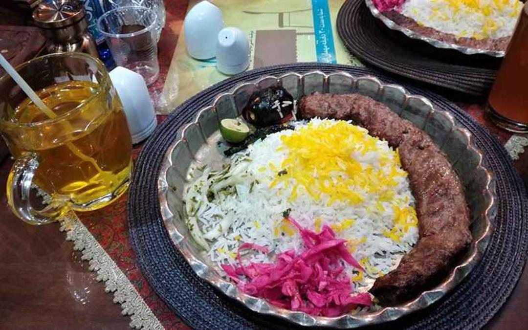 یک پرس کباب در رستوران مرشد