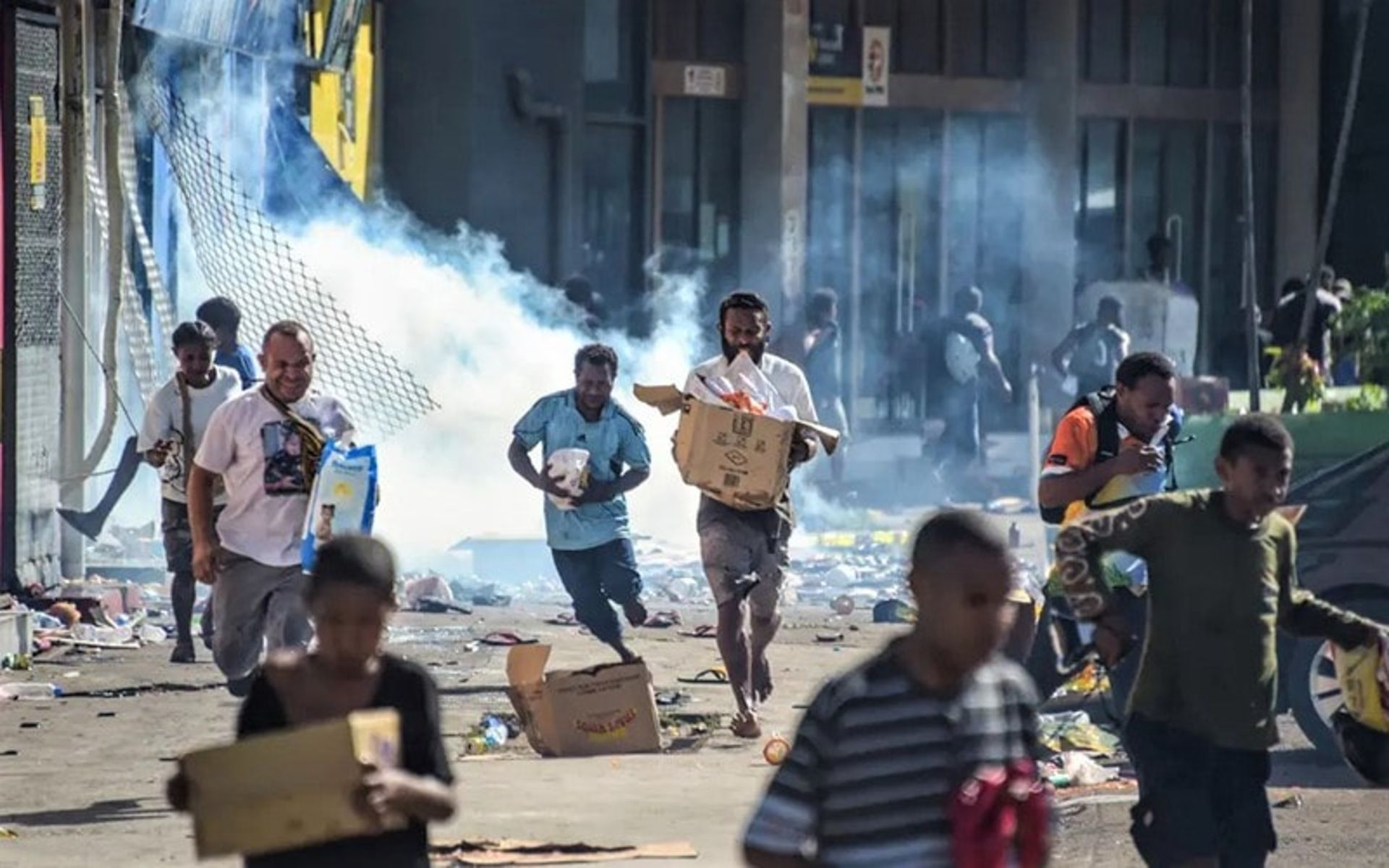 غارت مغازه ها در