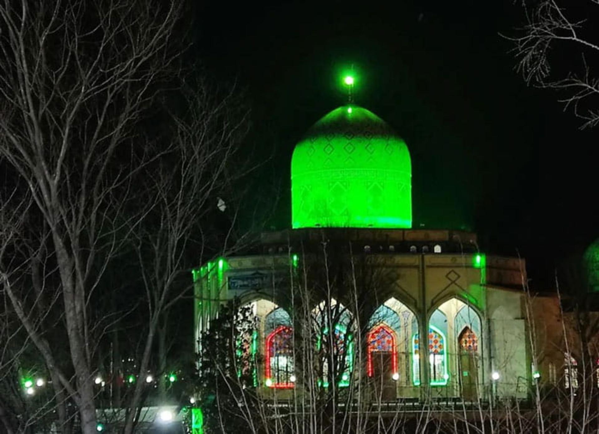 بارگاه امامزاده هاشم رشت در شب با نورپردازی سبز، منبع عکس: صفحه اینستاگرام امامزاده هاشم، haram.emamzadehashem_rasht@، عکاس نامشخص