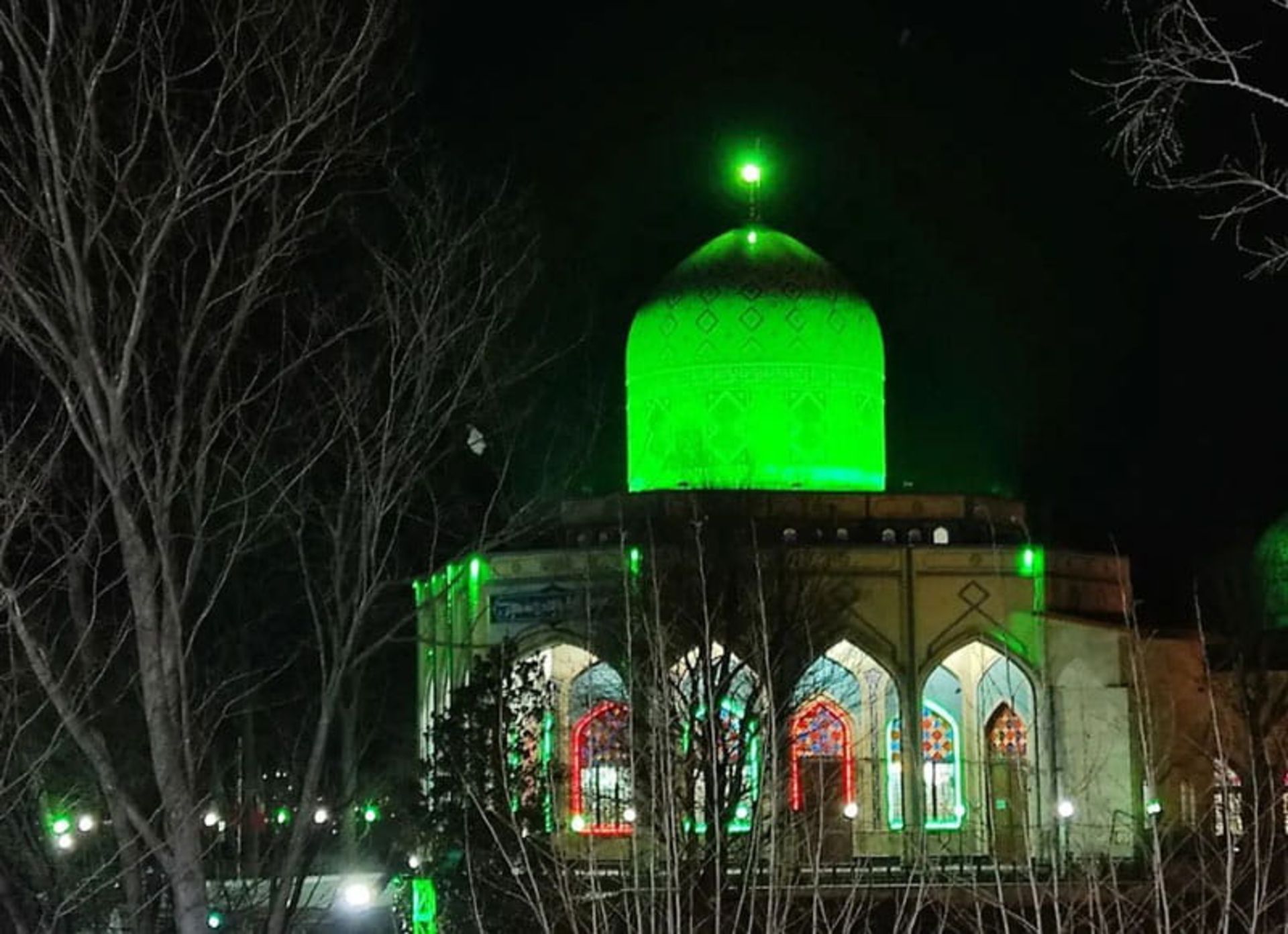 بارگاه امامزاده هاشم رشت در شب با نورپردازی سبز، منبع عکس: صفحه اینستاگرام امامزاده هاشم، haram.emamzadehashem_rasht@، عکاس نامشخص