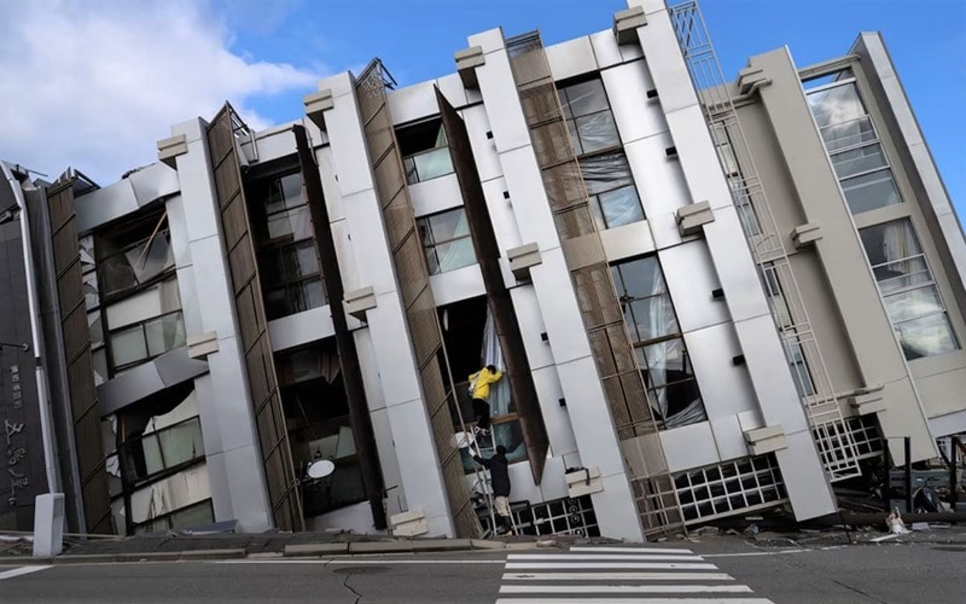 نشست ساختمان در اثر زلزله ژاپن