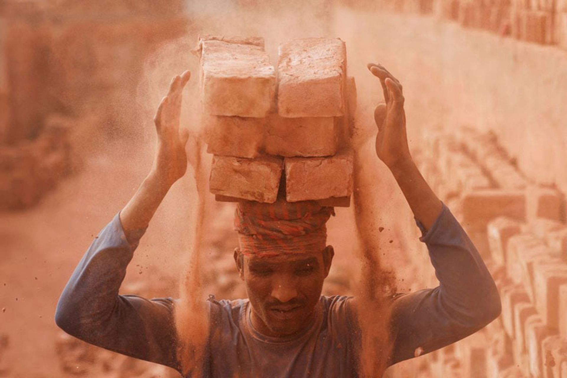 حمل آجر توسط کارگری در کارگاه آجرپزی در بنگلادش