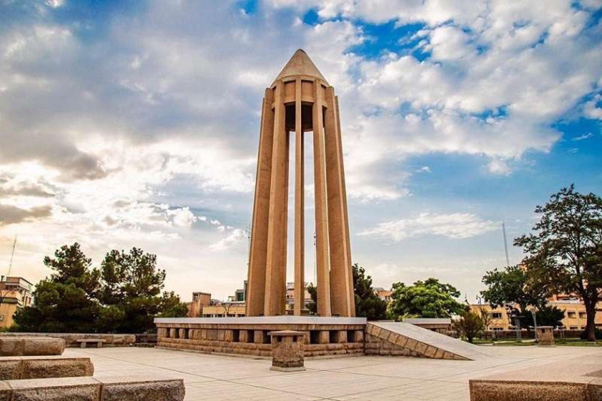 دورنمایی از آرامگاه بوعلی سینا؛ منبع عکس: گوگل مپ؛ عکاس: ابولفضل قبادی نژاد