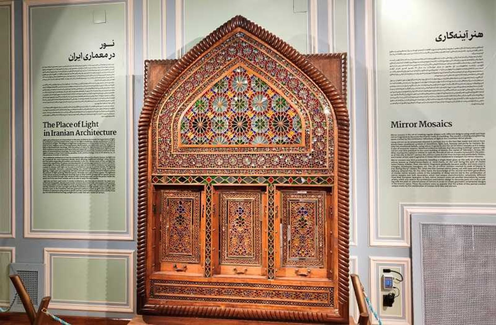 درب معرق و ارسی در موزه آیینه یزد؛ منبع عکس: گوگل مپ؛ عکاس: علی طاهر زاده