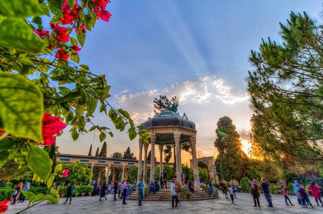 گردشگران در حافظیه شیراز