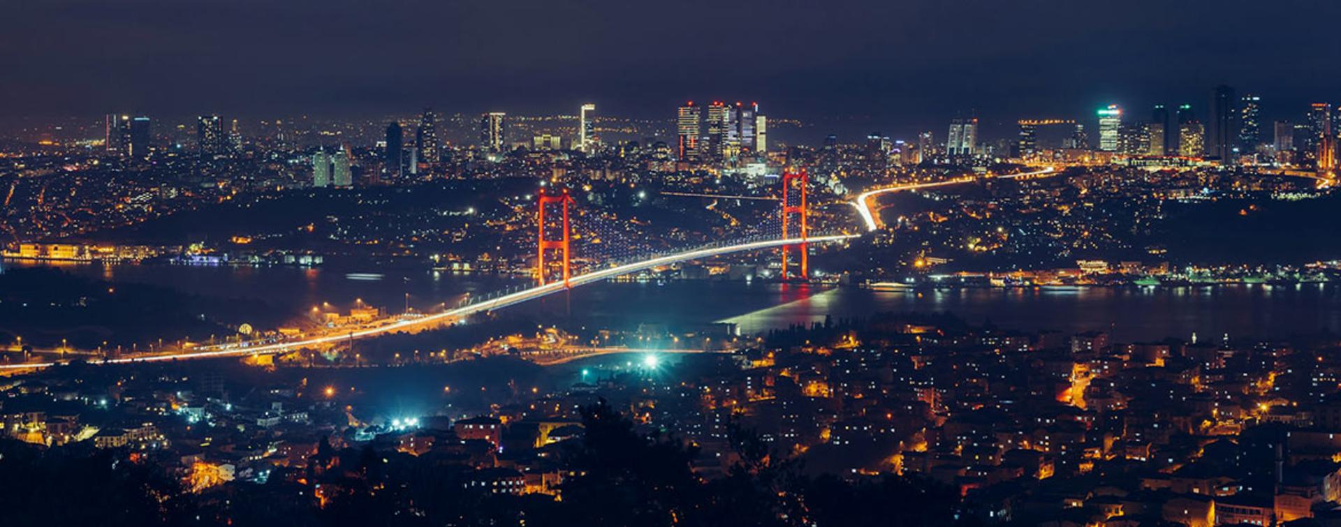 استانبول در شب؛ منبع عکس: Unsplash؛ عکاس: Osman Köycü