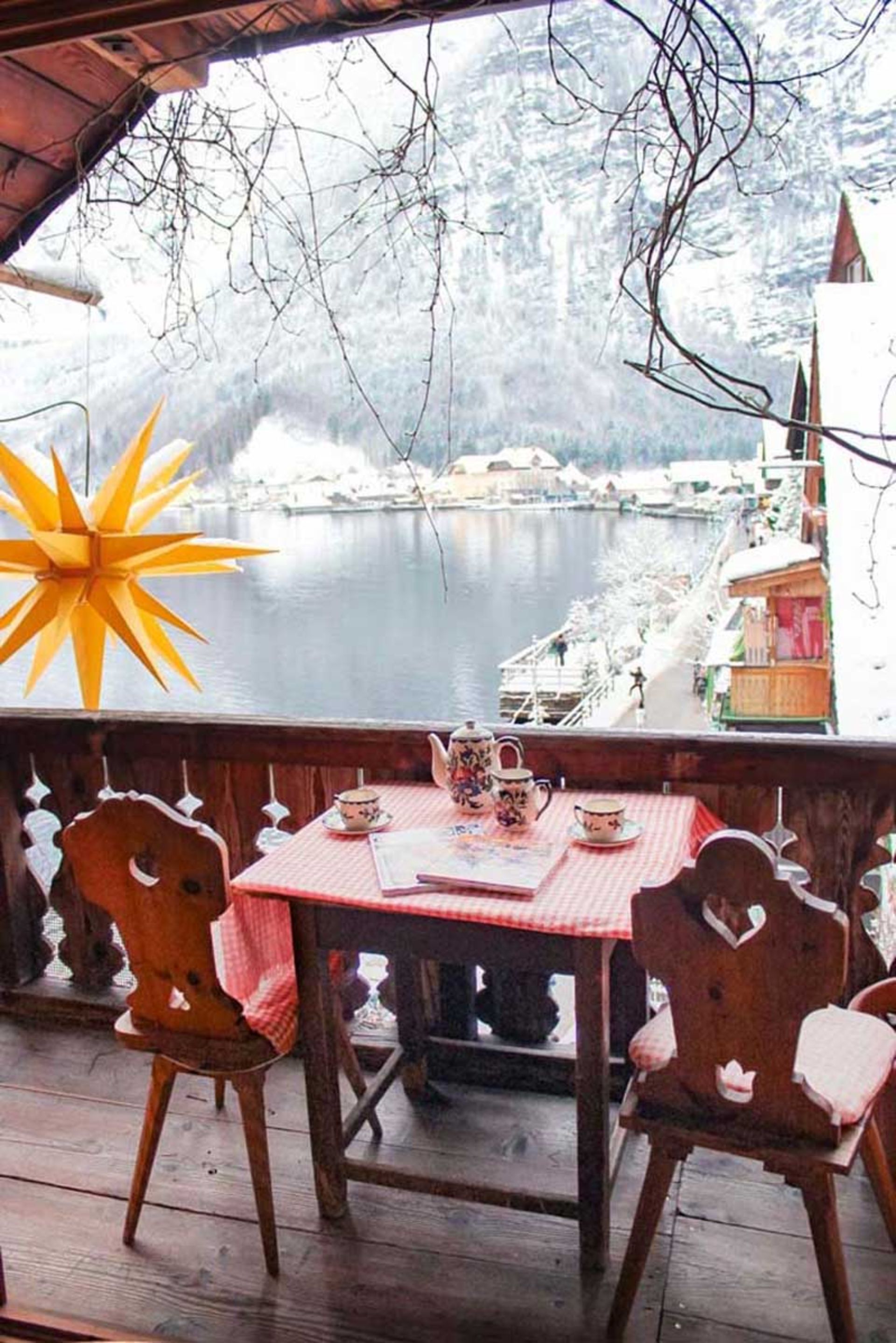 بالکن کافه‌ای در هال اشتات