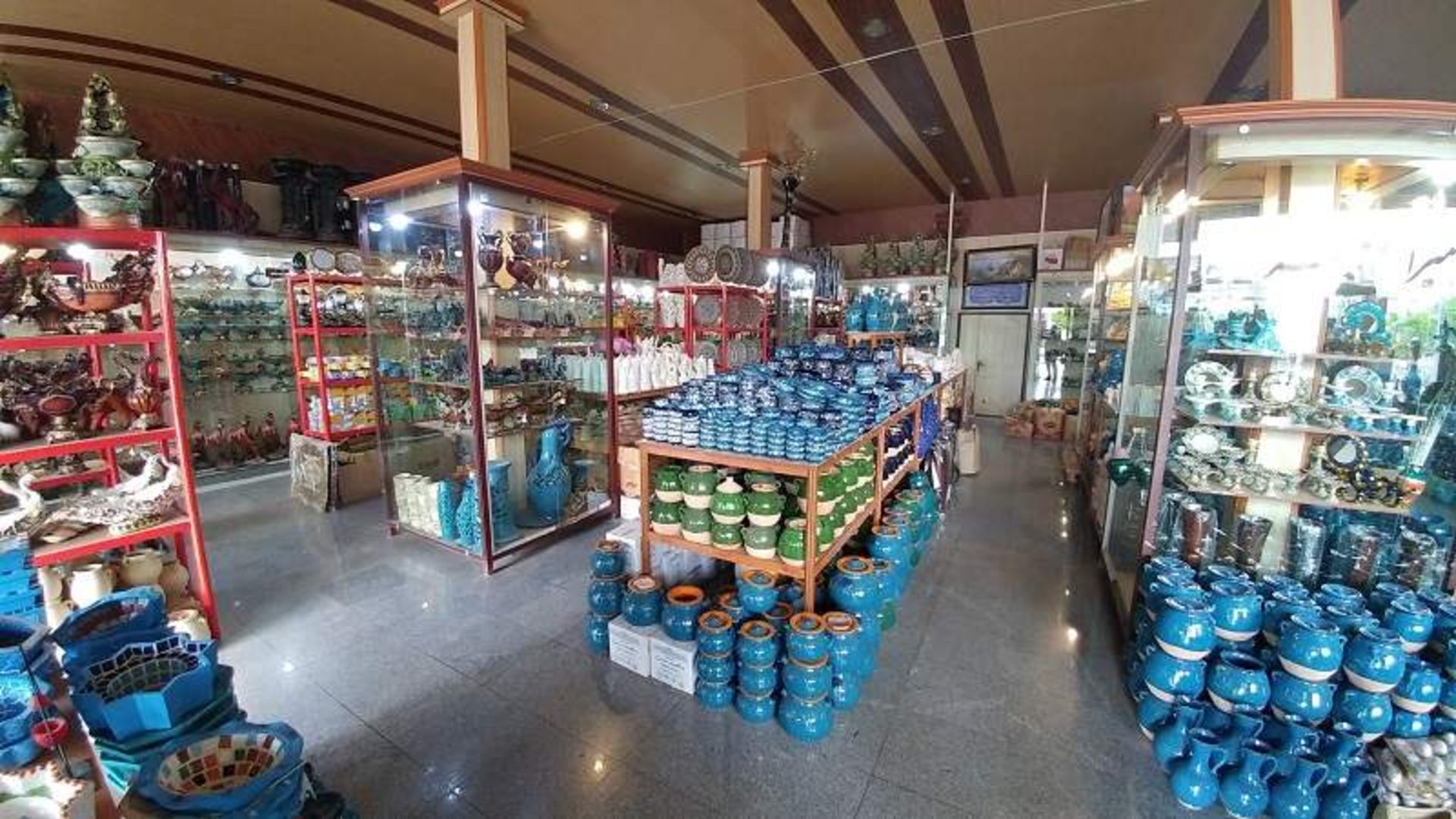 روف فیروزه‌ای رنگ در فروشگاه سفال لالجین؛ منبع عکس: گوگل مپ؛ عکاس:سهراب پورخلیلی