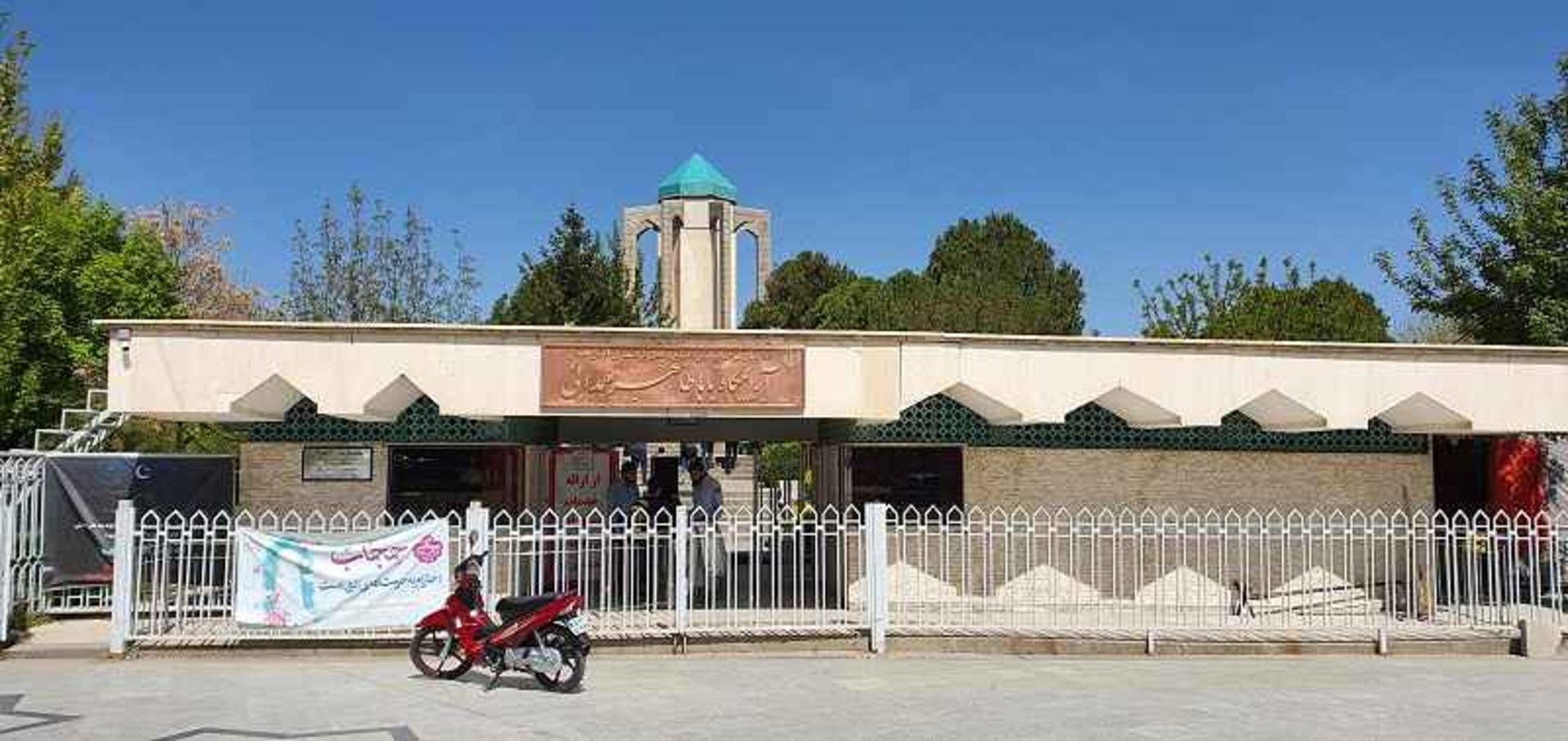ورودی اصلی آرامگاه بابا طاهر؛ منبع عکس: گوگل مپ؛ عکاس:  امین مطلقی