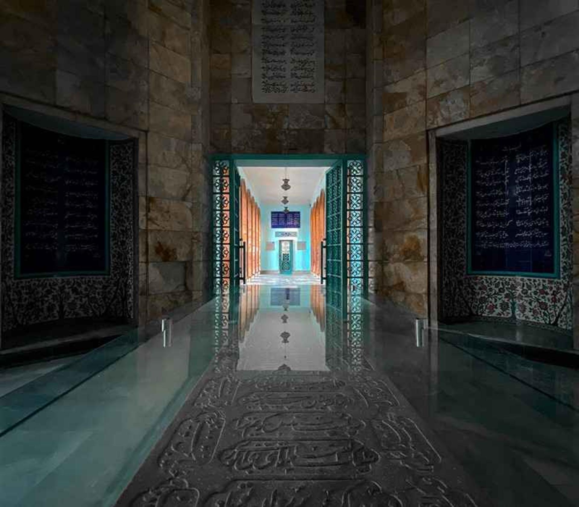 سنگ قبر سعدی در سعدیه، منبع عکس: اینستاگرام daaaniiaaal@، عکاس: دانیال پایمرد