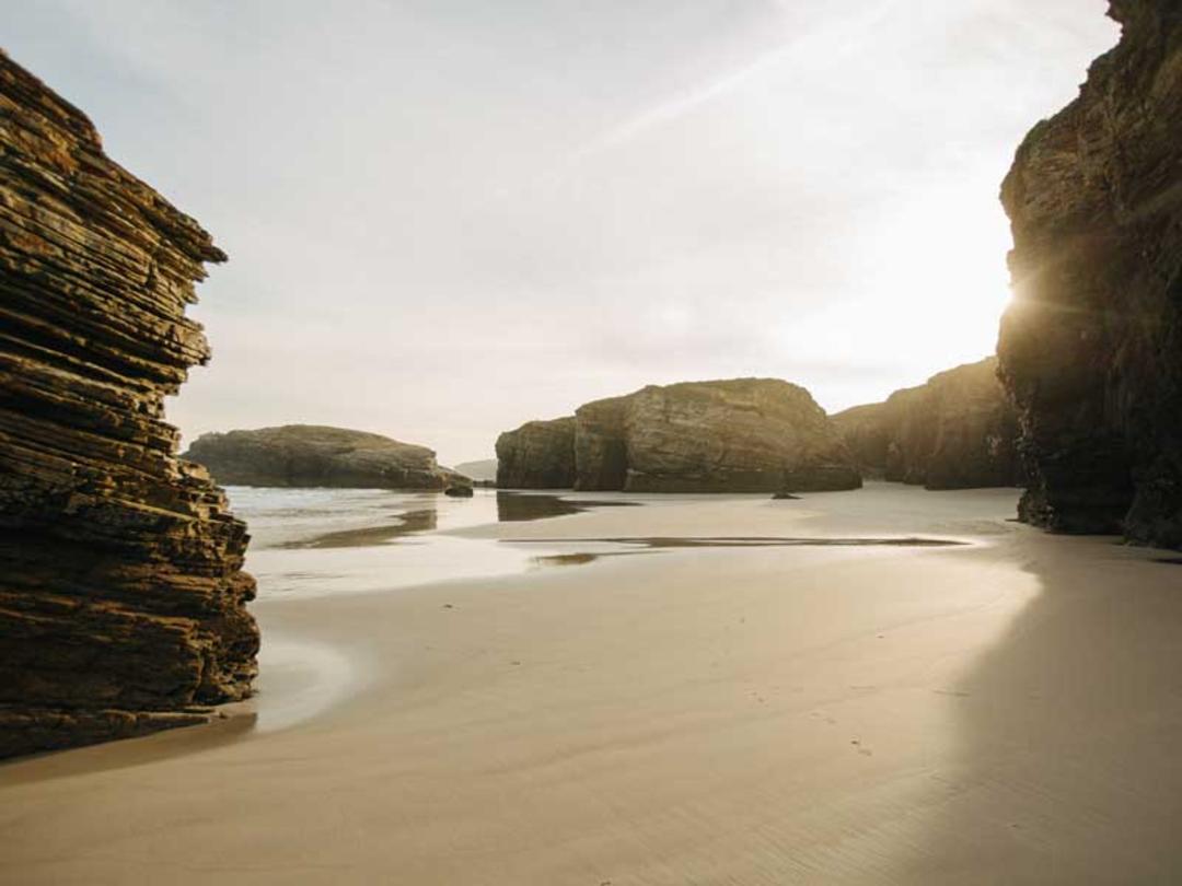 صخره‌هایی در اطراف ساحلی آفتابی در اروپا