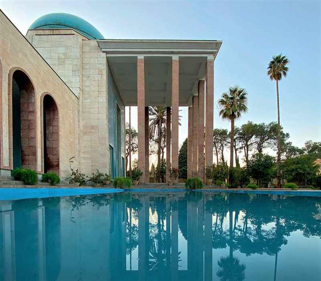 انعکاس تصویر ساختمان سعدیه در آب حوض