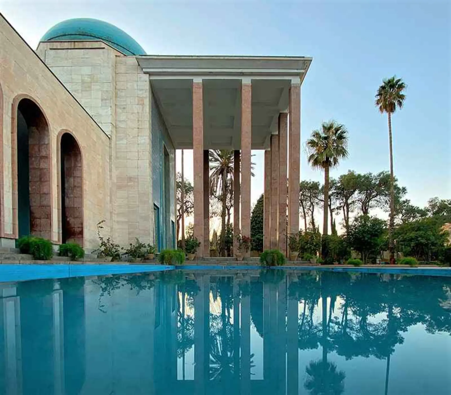 انعکاس تصویر ساختمان سعدیه در آب حوض