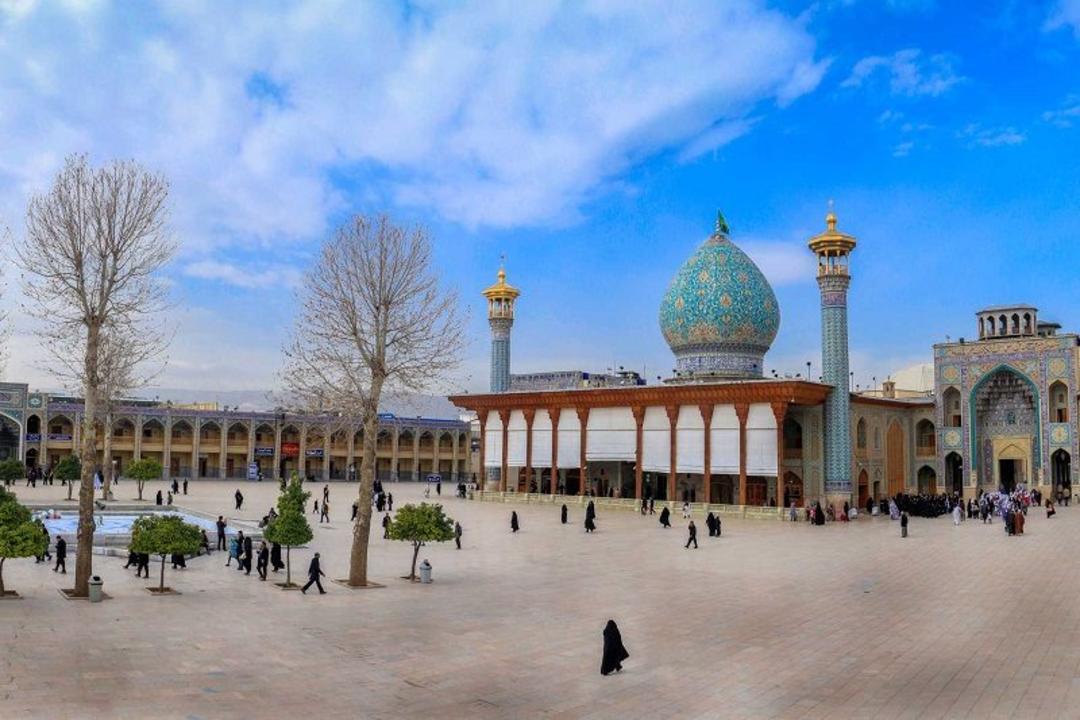 حیاط شاهچراغ شیراز